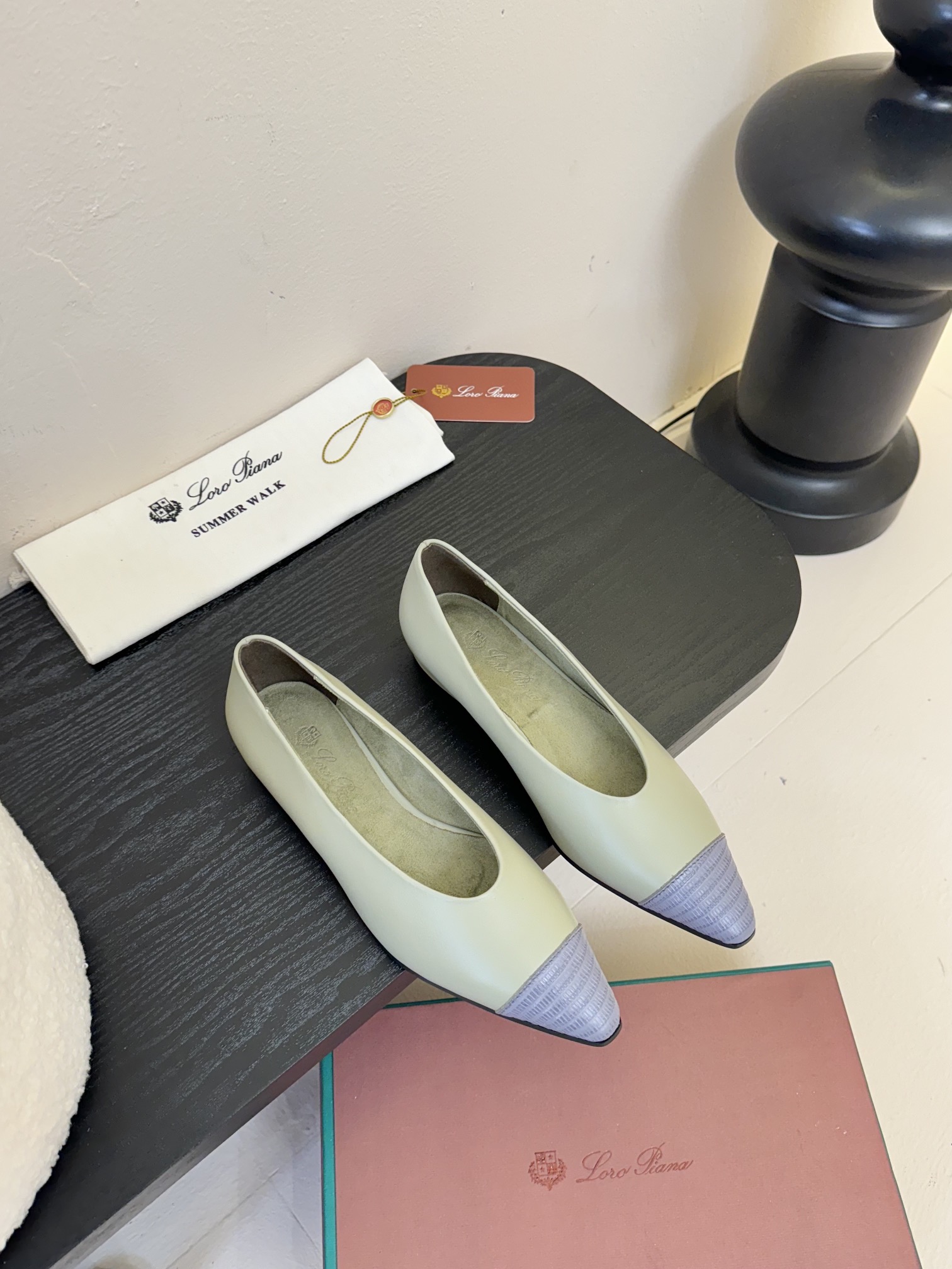 【Loro Piana】拼色单鞋。极简主义风格。属于非常耐看的款式！高级百搭之王。鞋面牛皮。进口真皮大底