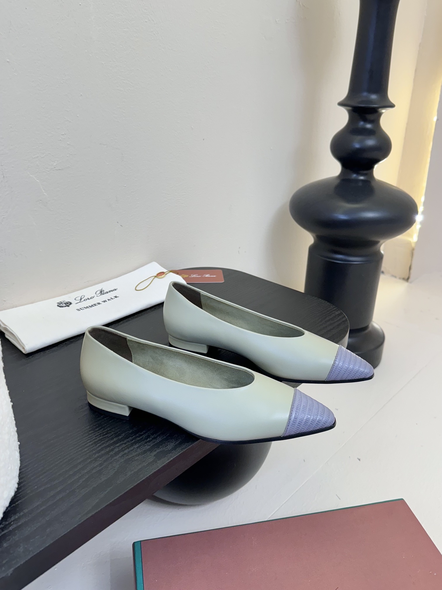 【Loro Piana】拼色单鞋。极简主义风格。属于非常耐看的款式！高级百搭之王。鞋面牛皮。进口真皮大底