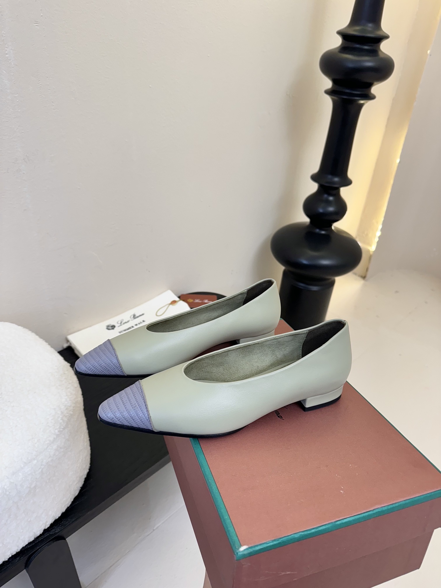 【Loro Piana】拼色单鞋。极简主义风格。属于非常耐看的款式！高级百搭之王。鞋面牛皮。进口真皮大底