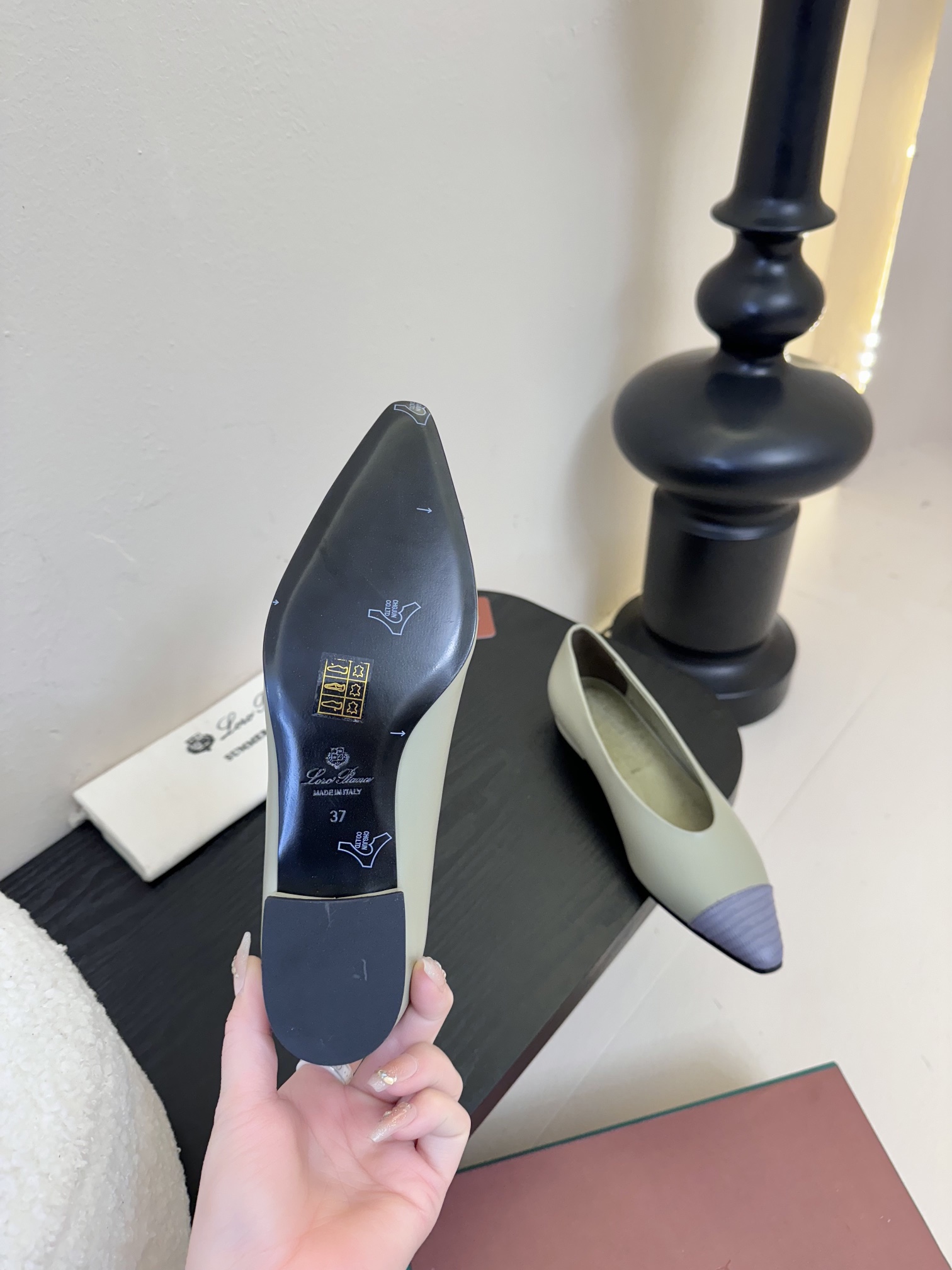 【Loro Piana】拼色单鞋。极简主义风格。属于非常耐看的款式！高级百搭之王。鞋面牛皮。进口真皮大底