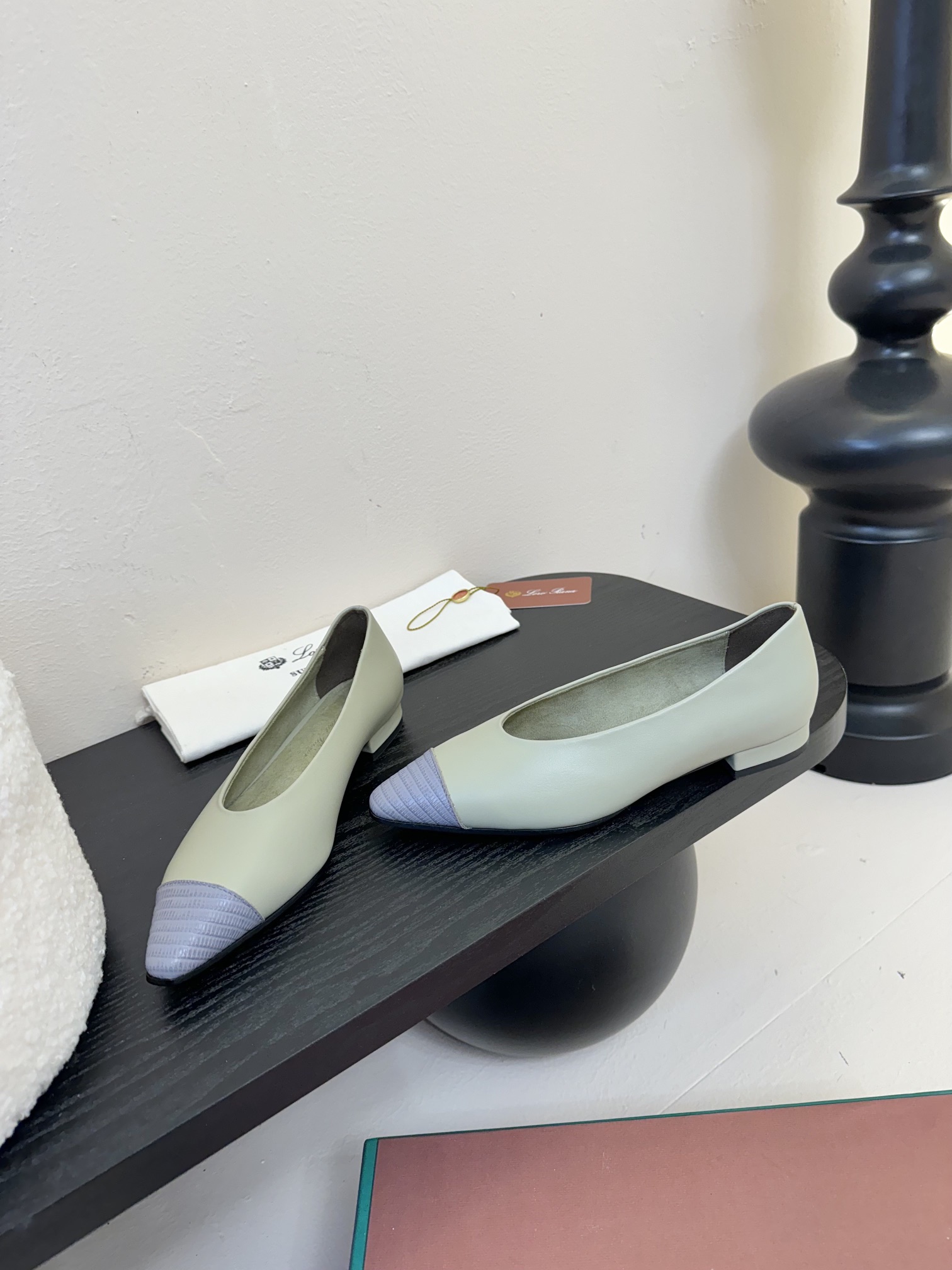 【Loro Piana】拼色单鞋。极简主义风格。属于非常耐看的款式！高级百搭之王。鞋面牛皮。进口真皮大底