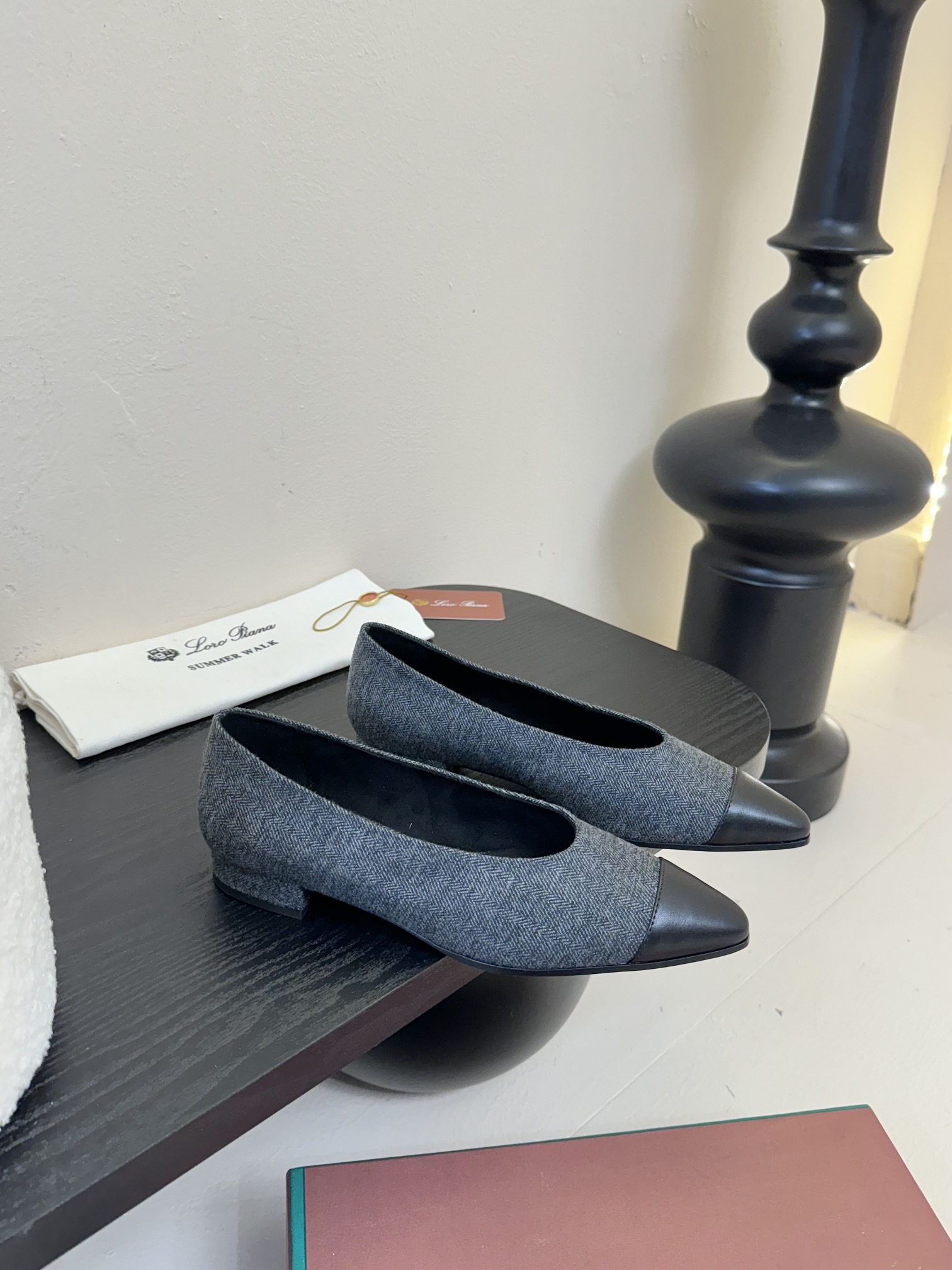 【Loro Piana】拼色单鞋。极简主义风格。属于非常耐看的款式！高级百搭之王。鞋面牛皮。进口真皮大底