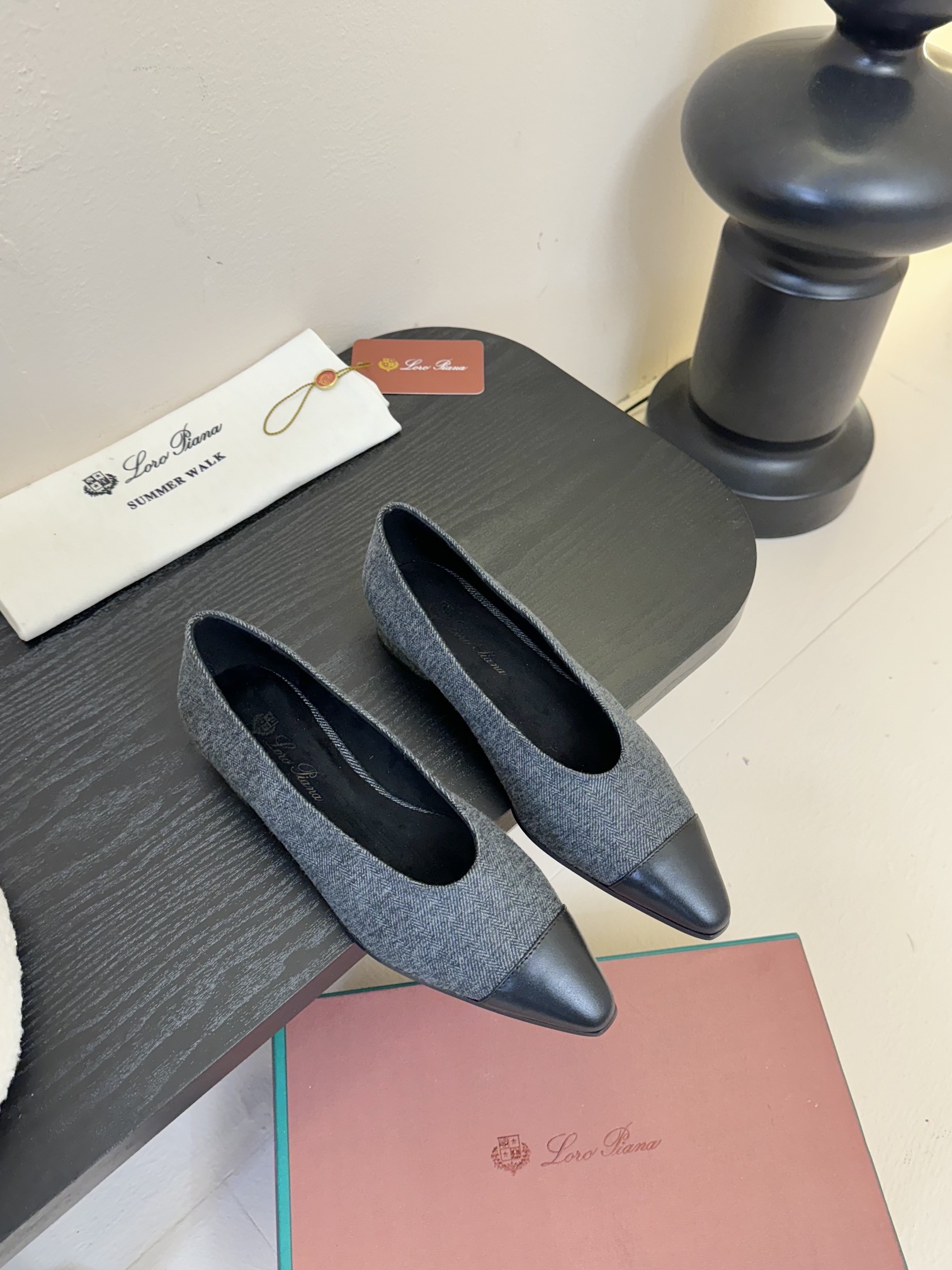 【Loro Piana】拼色单鞋。极简主义风格。属于非常耐看的款式！高级百搭之王。鞋面牛皮。进口真皮大底