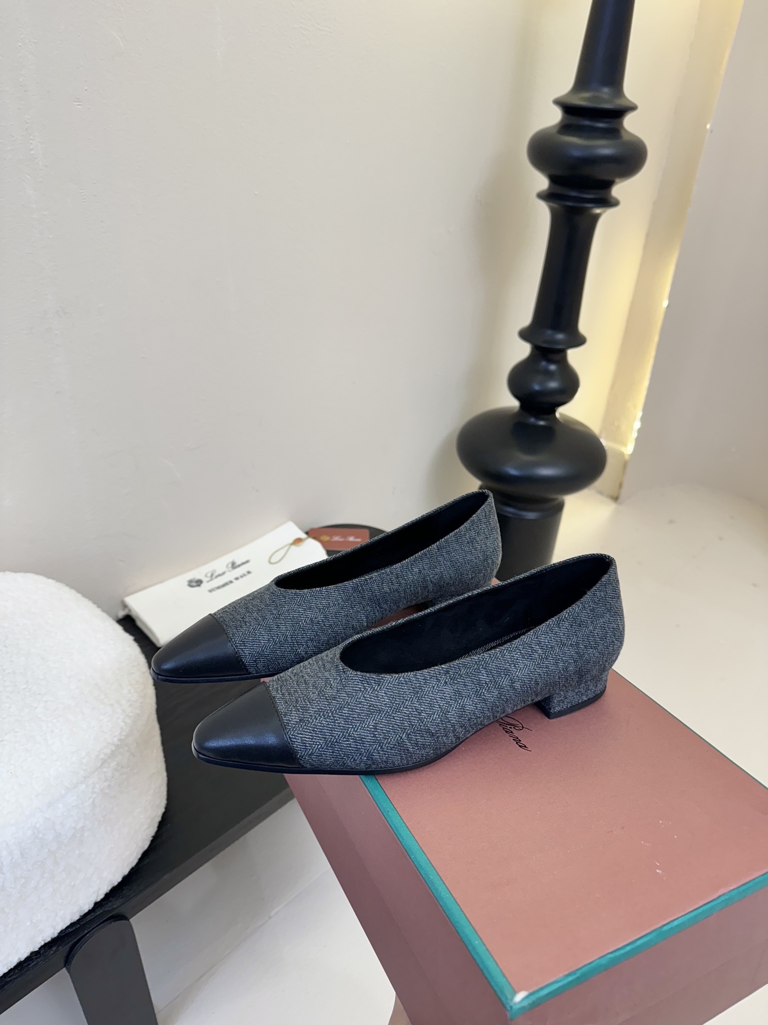 【Loro Piana】拼色单鞋。极简主义风格。属于非常耐看的款式！高级百搭之王。鞋面牛皮。进口真皮大底