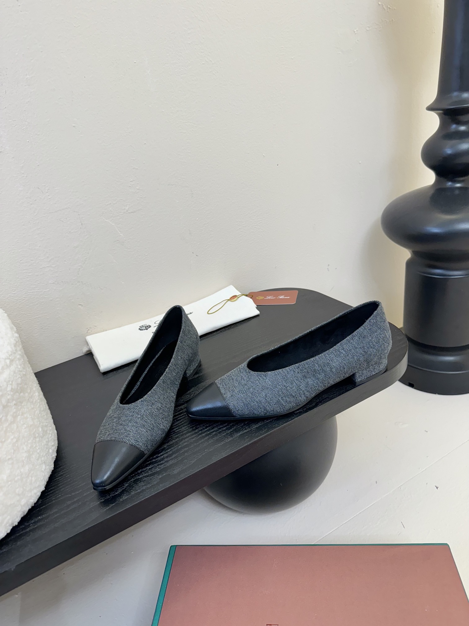 【Loro Piana】拼色单鞋。极简主义风格。属于非常耐看的款式！高级百搭之王。鞋面牛皮。进口真皮大底