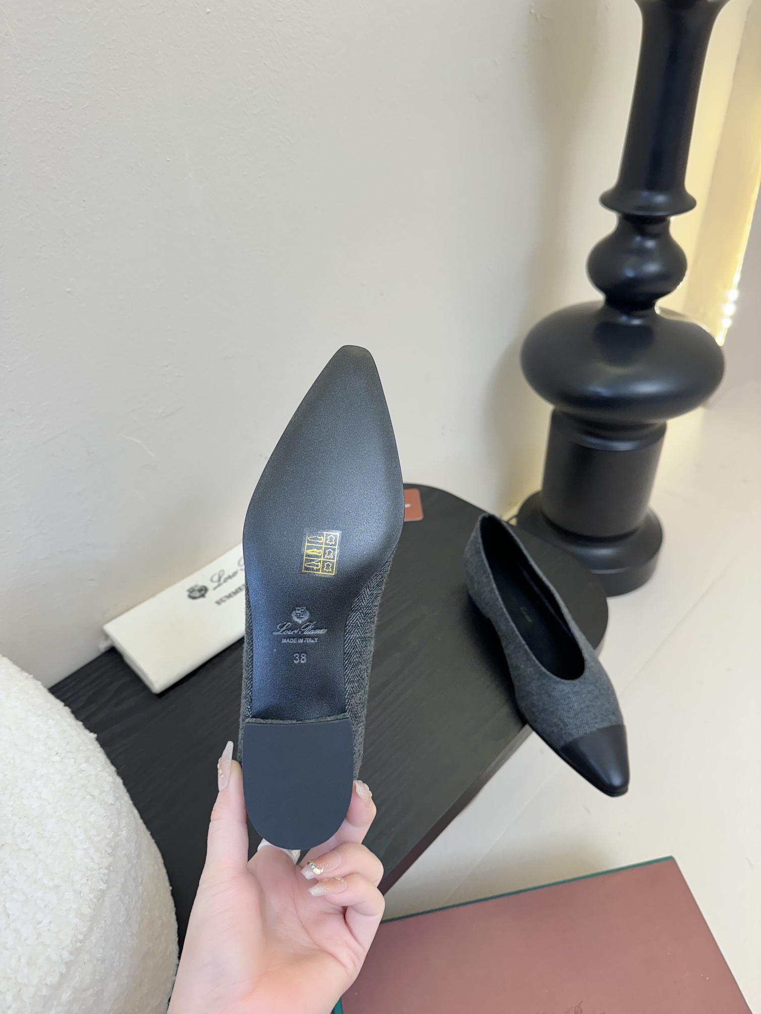 【Loro Piana】拼色单鞋。极简主义风格。属于非常耐看的款式！高级百搭之王。鞋面牛皮。进口真皮大底