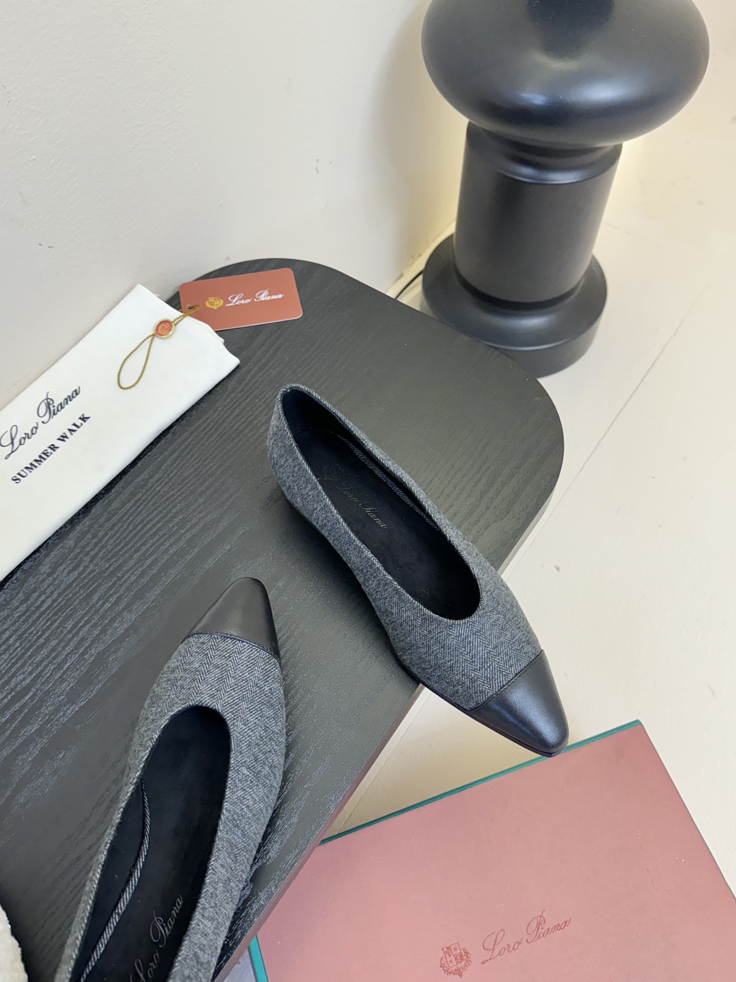 【Loro Piana】拼色单鞋。极简主义风格。属于非常耐看的款式！高级百搭之王。鞋面牛皮。进口真皮大底