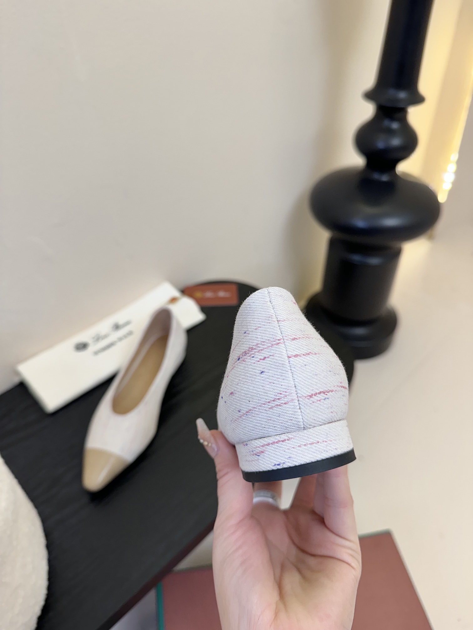 【Loro Piana】拼色单鞋。极简主义风格。属于非常耐看的款式！高级百搭之王。鞋面牛皮。进口真皮大底