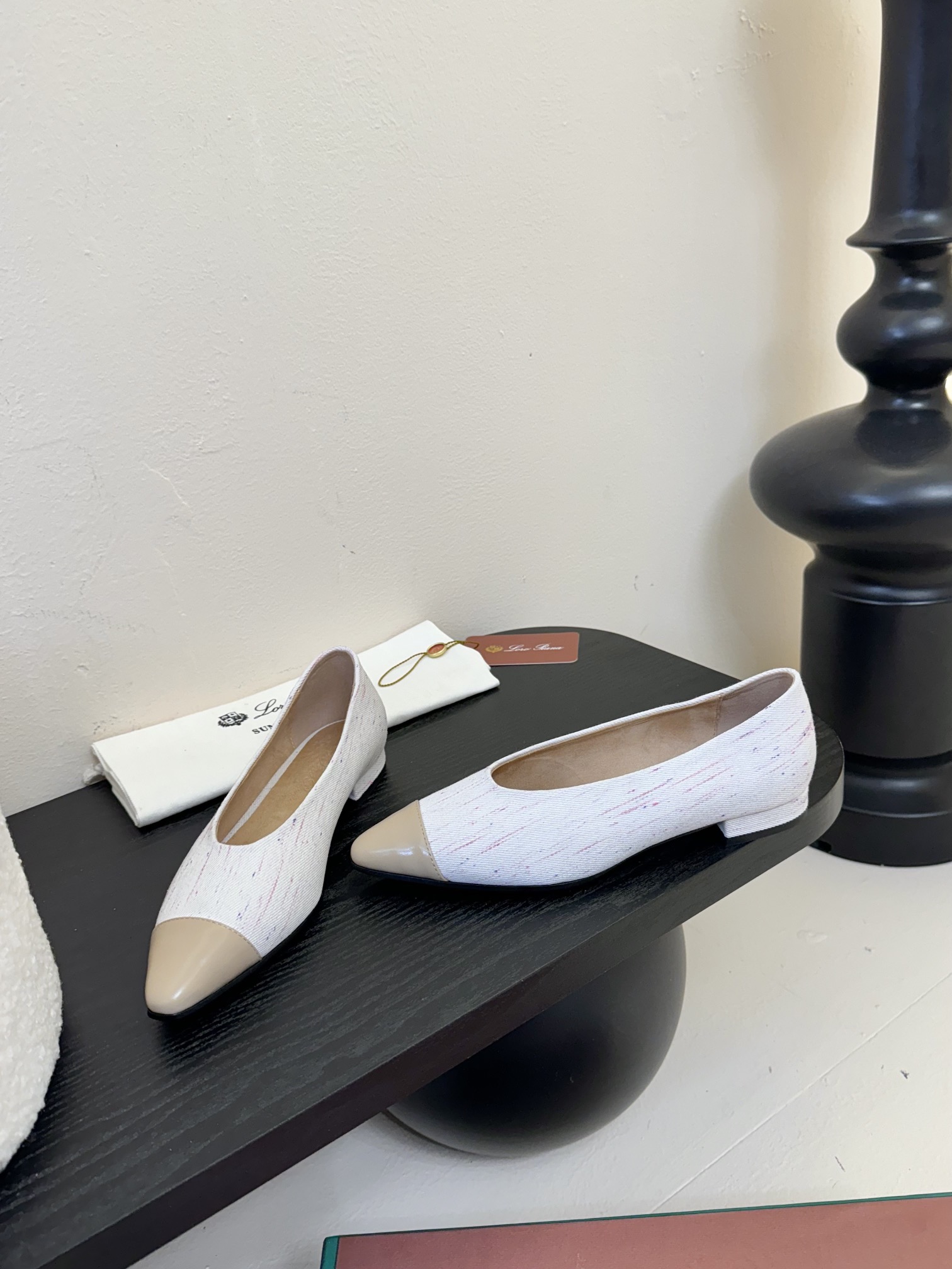 【Loro Piana】拼色单鞋。极简主义风格。属于非常耐看的款式！高级百搭之王。鞋面牛皮。进口真皮大底
