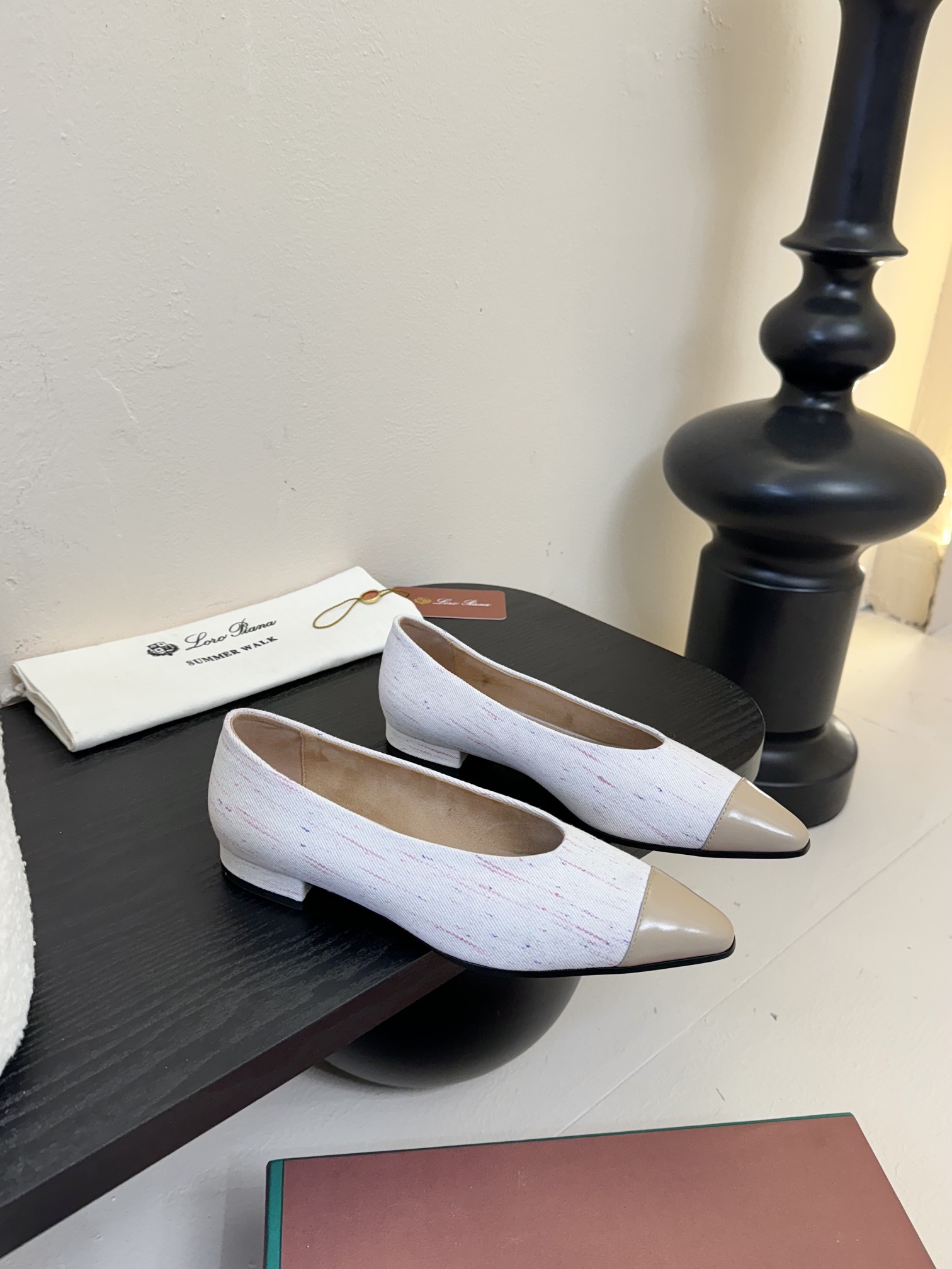 【Loro Piana】拼色单鞋。极简主义风格。属于非常耐看的款式！高级百搭之王。鞋面牛皮。进口真皮大底