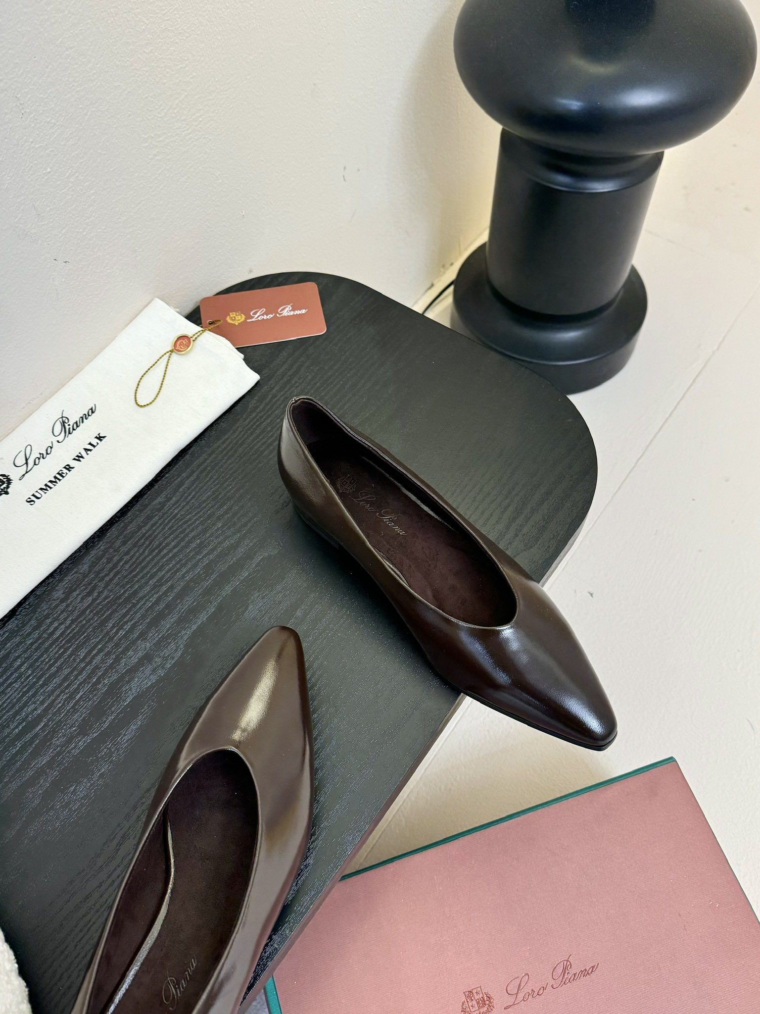 【Loro Piana】拼色单鞋。极简主义风格。属于非常耐看的款式！高级百搭之王。鞋面牛皮。进口真皮大底