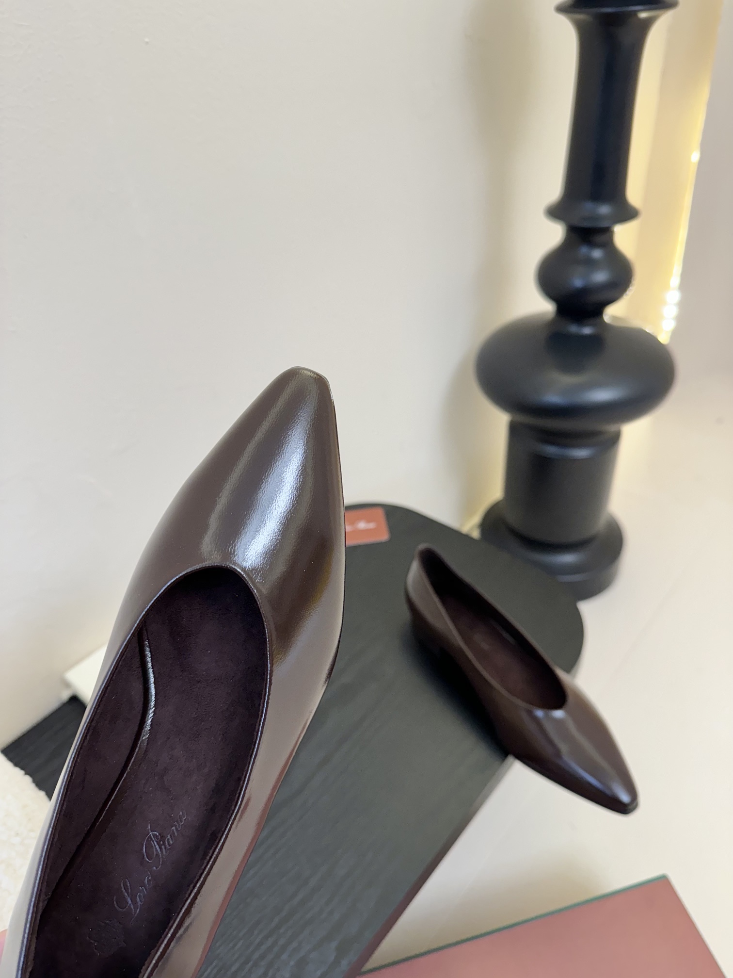 【Loro Piana】拼色单鞋。极简主义风格。属于非常耐看的款式！高级百搭之王。鞋面牛皮。进口真皮大底