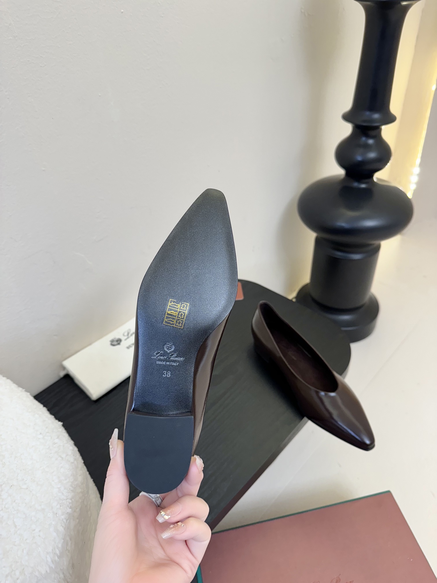 【Loro Piana】拼色单鞋。极简主义风格。属于非常耐看的款式！高级百搭之王。鞋面牛皮。进口真皮大底