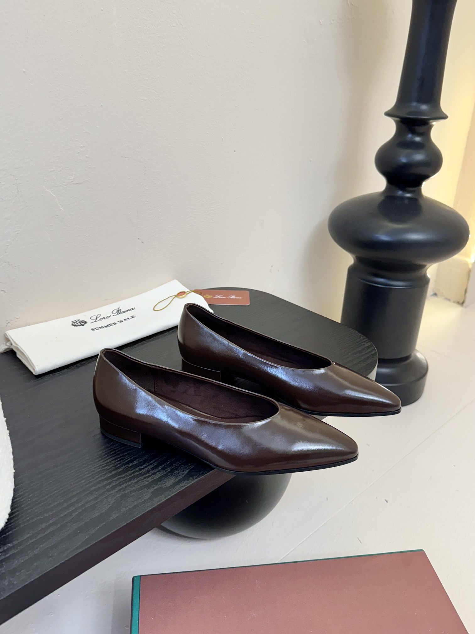【Loro Piana】拼色单鞋。极简主义风格。属于非常耐看的款式！高级百搭之王。鞋面牛皮。进口真皮大底