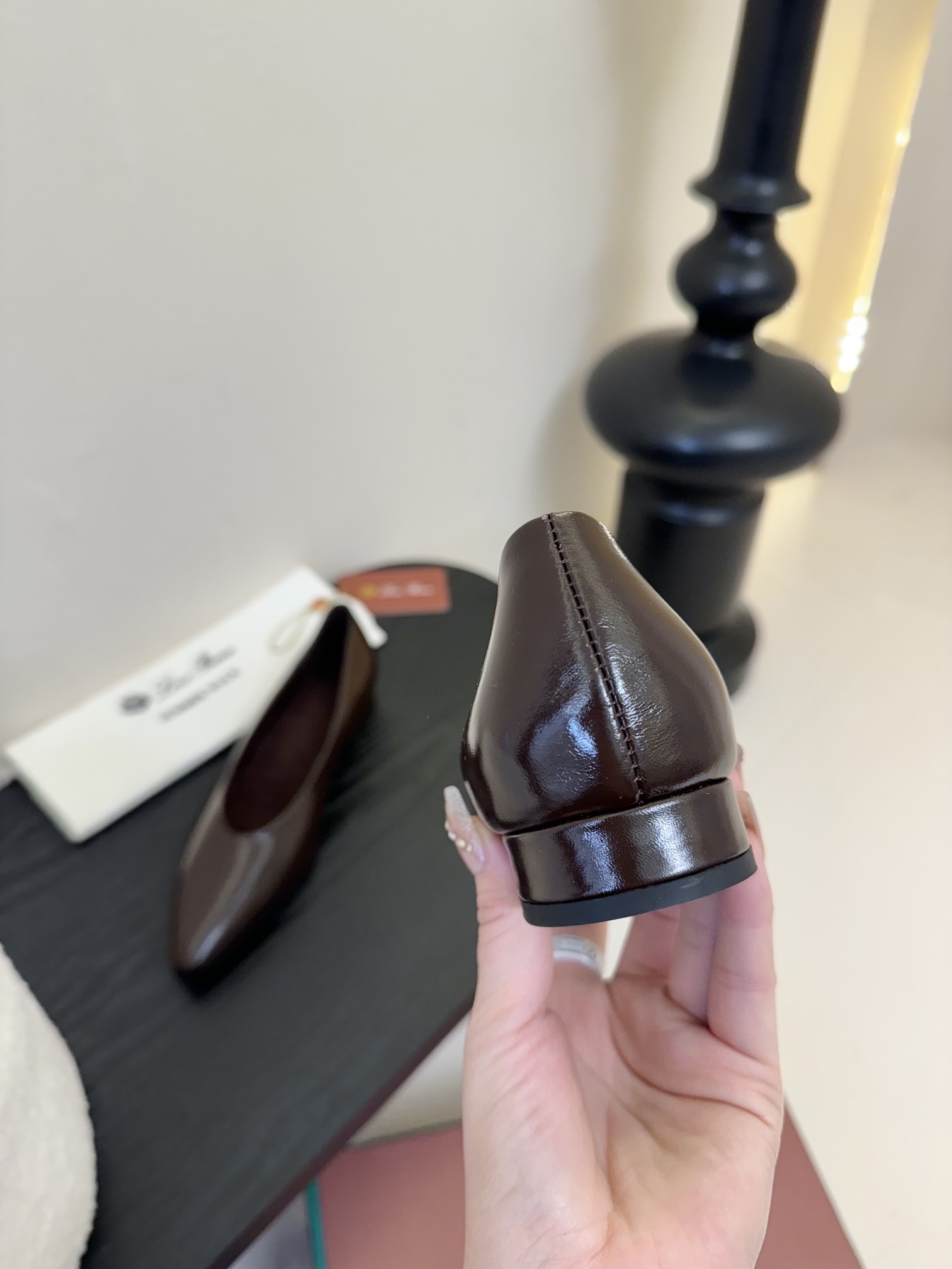 【Loro Piana】拼色单鞋。极简主义风格。属于非常耐看的款式！高级百搭之王。鞋面牛皮。进口真皮大底