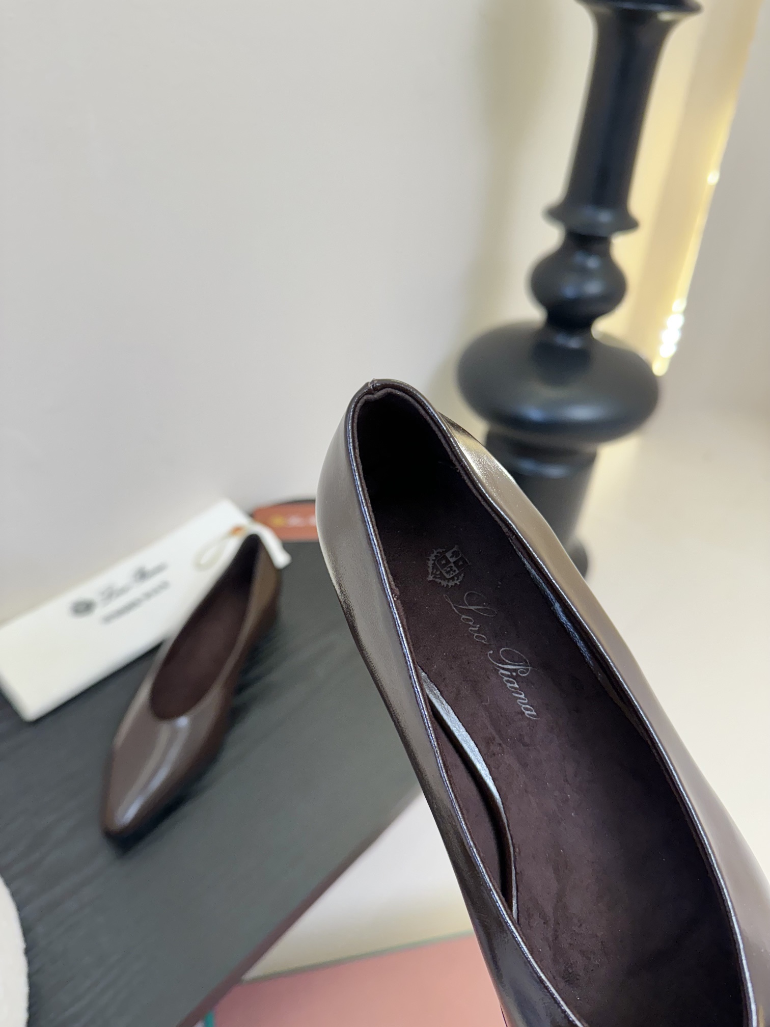 【Loro Piana】拼色单鞋。极简主义风格。属于非常耐看的款式！高级百搭之王。鞋面牛皮。进口真皮大底
