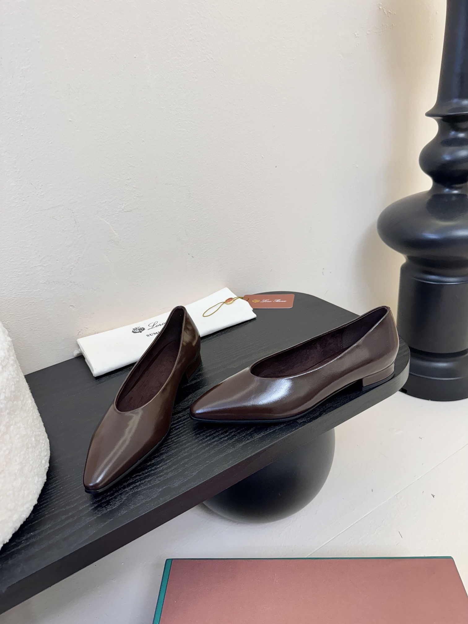 【Loro Piana】拼色单鞋。极简主义风格。属于非常耐看的款式！高级百搭之王。鞋面牛皮。进口真皮大底