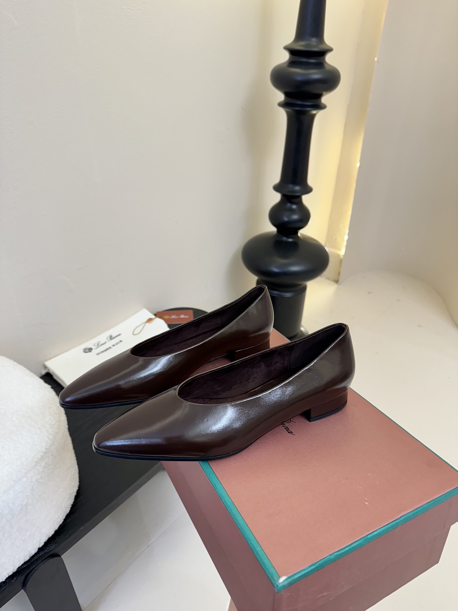 【Loro Piana】拼色单鞋。极简主义风格。属于非常耐看的款式！高级百搭之王。鞋面牛皮。进口真皮大底