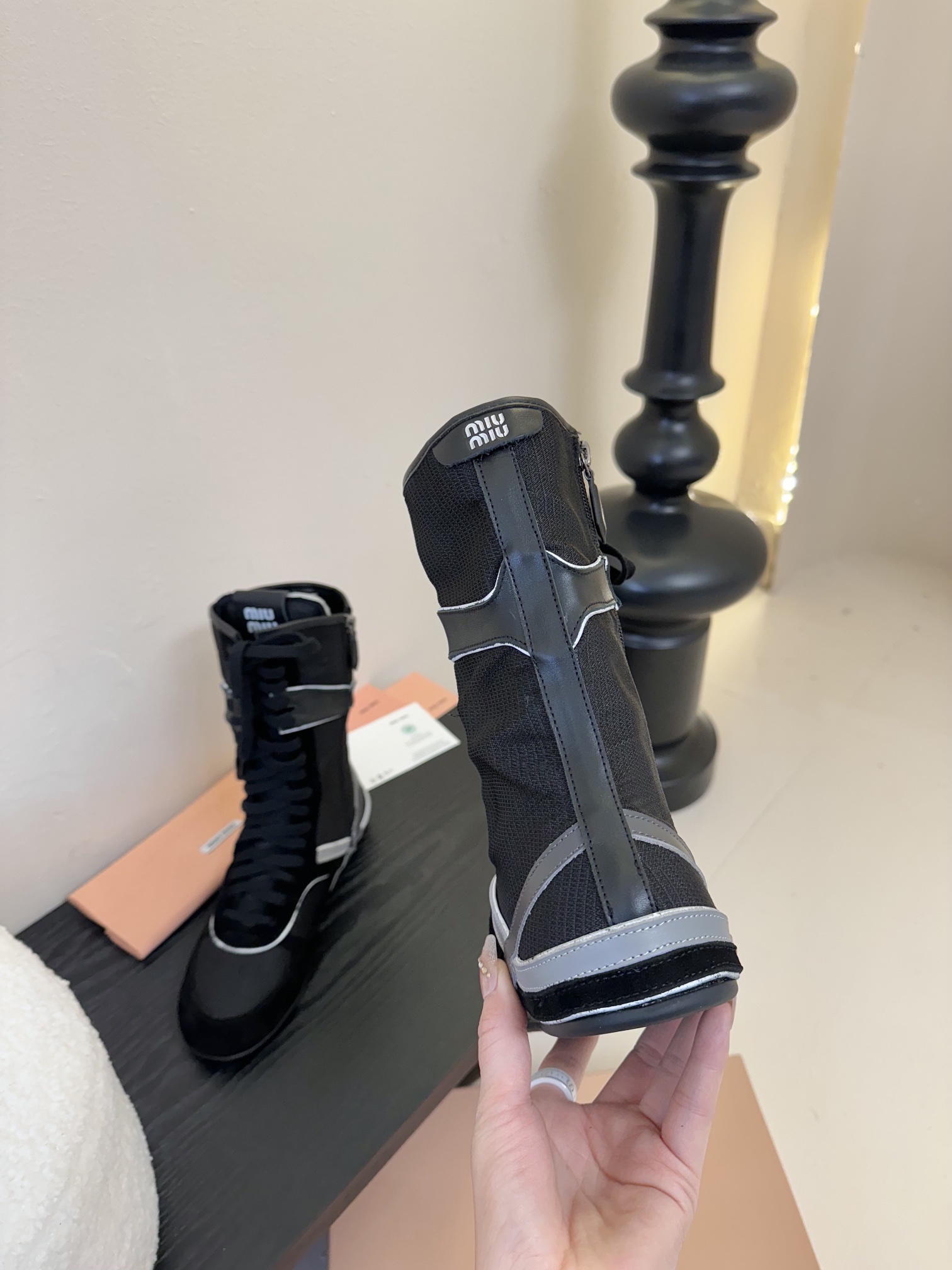 长靴
短靴
Miu Mi* 𝟐𝟓𝐀𝐖新款短靴

代购级别  我是细节控 面料对版zp单薄清透   区别于