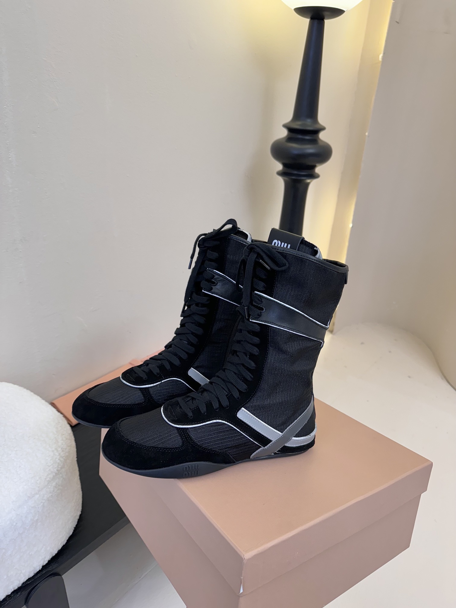 长靴
短靴
Miu Mi* 𝟐𝟓𝐀𝐖新款短靴

代购级别  我是细节控 面料对版zp单薄清透   区别于