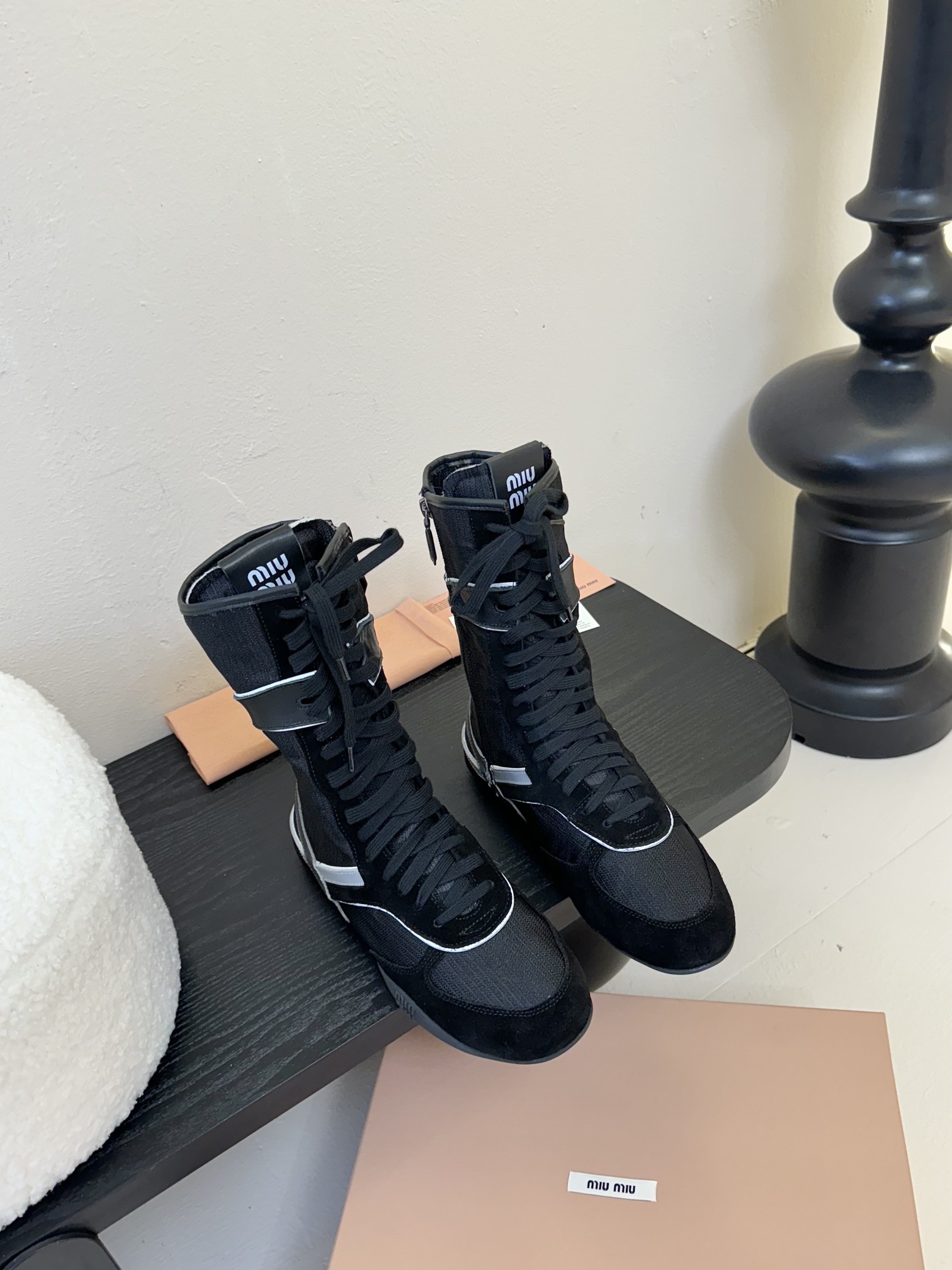 长靴
短靴
Miu Mi* 𝟐𝟓𝐀𝐖新款短靴

代购级别  我是细节控 面料对版zp单薄清透   区别于