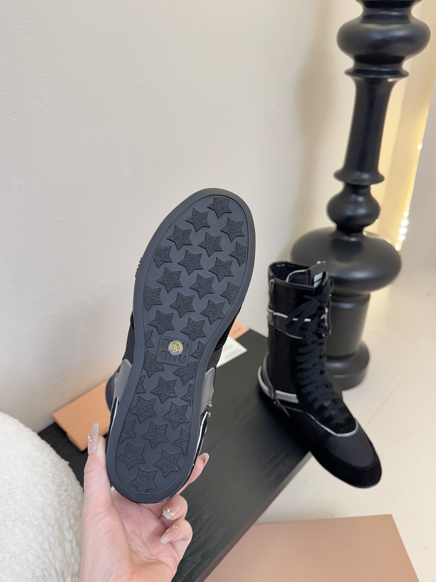 长靴
短靴
Miu Mi* 𝟐𝟓𝐀𝐖新款短靴

代购级别  我是细节控 面料对版zp单薄清透   区别于