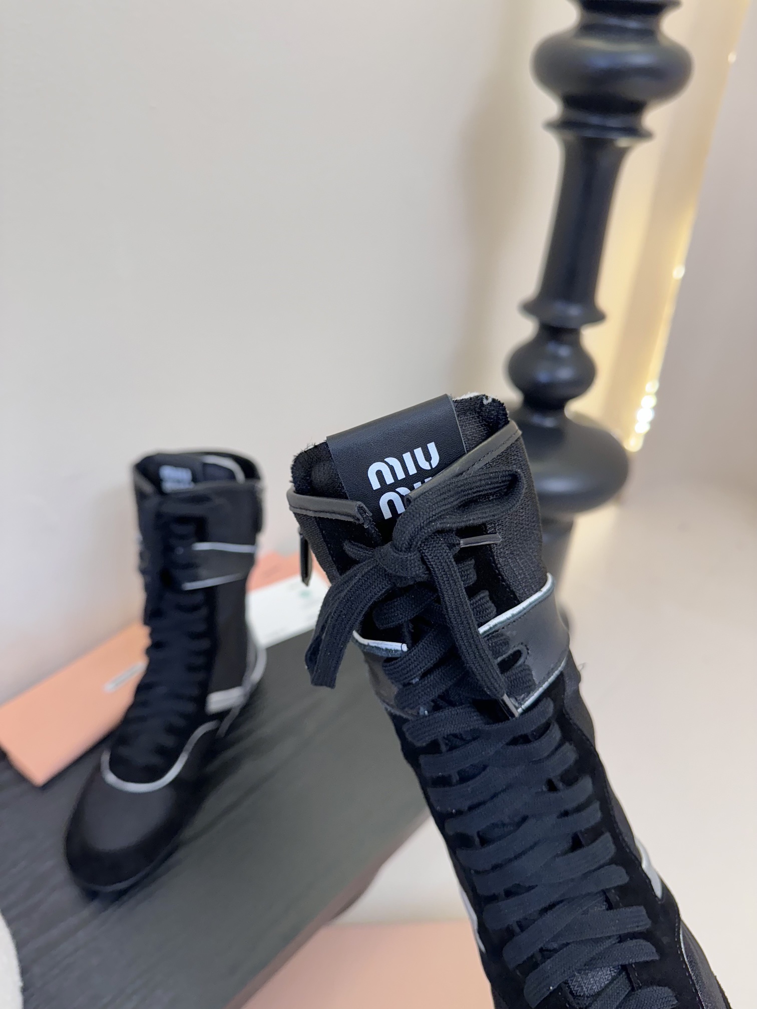 长靴
短靴
Miu Mi* 𝟐𝟓𝐀𝐖新款短靴

代购级别  我是细节控 面料对版zp单薄清透   区别于