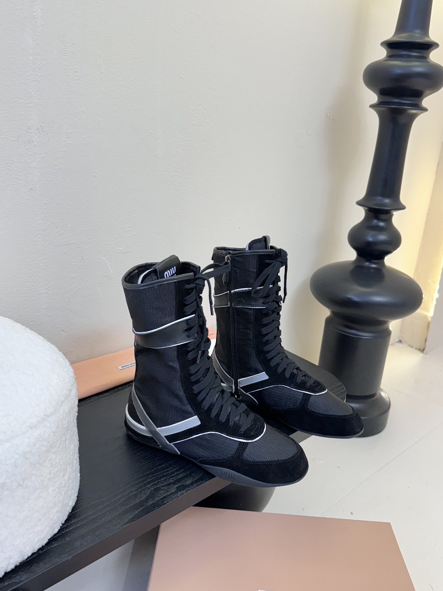 长靴
短靴
Miu Mi* 𝟐𝟓𝐀𝐖新款短靴

代购级别  我是细节控 面料对版zp单薄清透   区别于