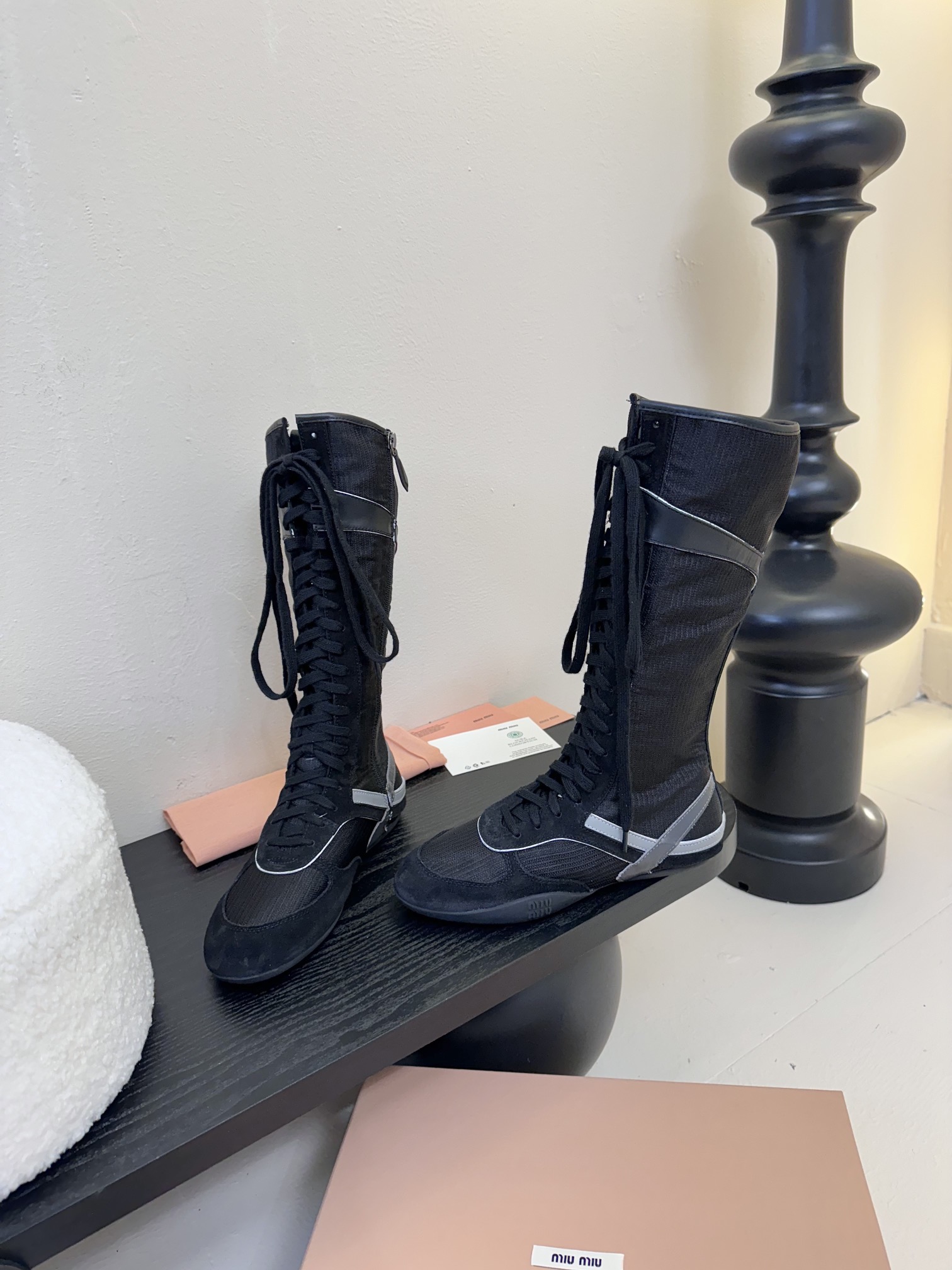 长靴
短靴
Miu Mi* 𝟐𝟓𝐀𝐖新款短靴

代购级别  我是细节控 面料对版zp单薄清透   区别于
