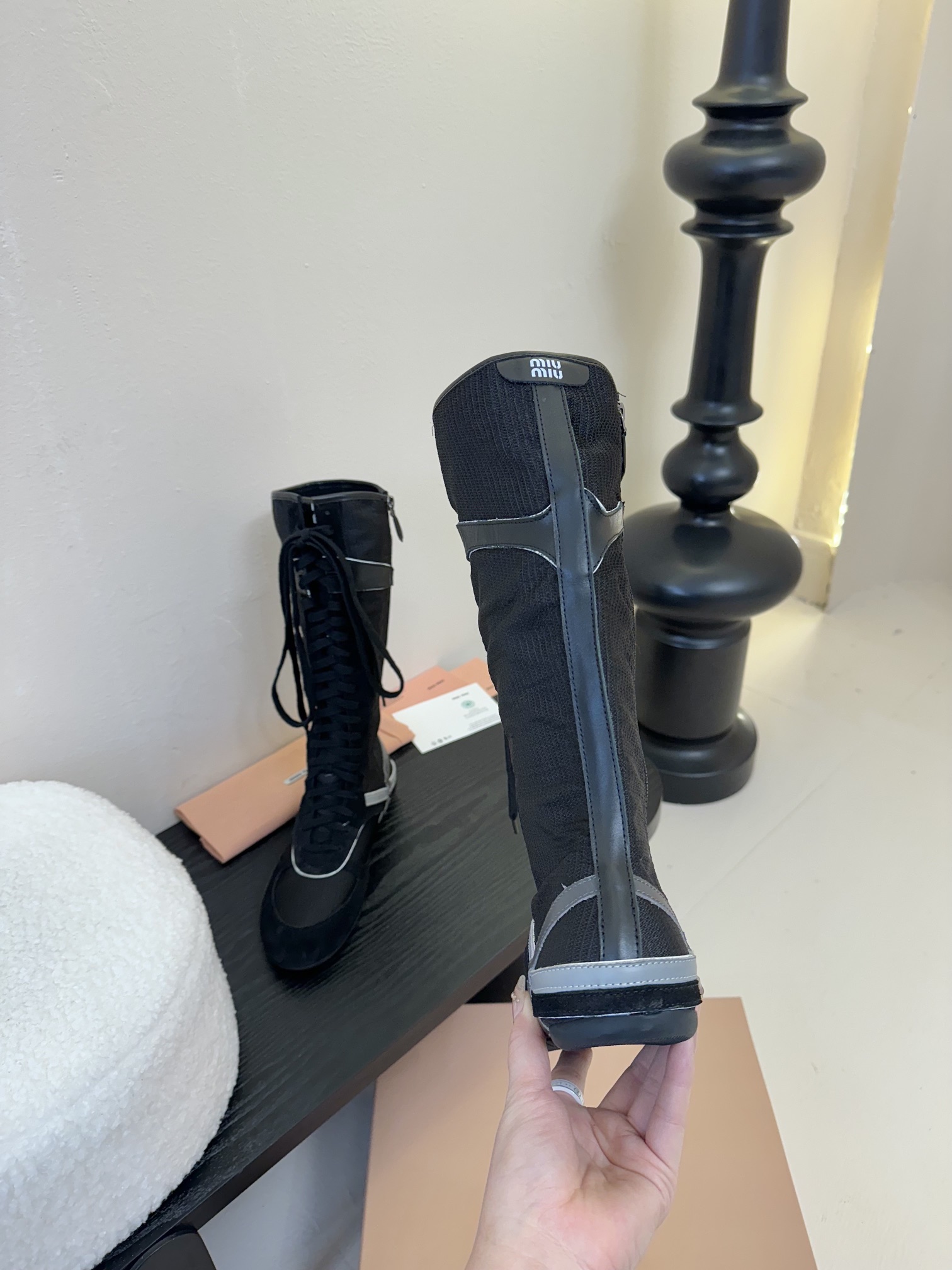 长靴
短靴
Miu Mi* 𝟐𝟓𝐀𝐖新款短靴

代购级别  我是细节控 面料对版zp单薄清透   区别于