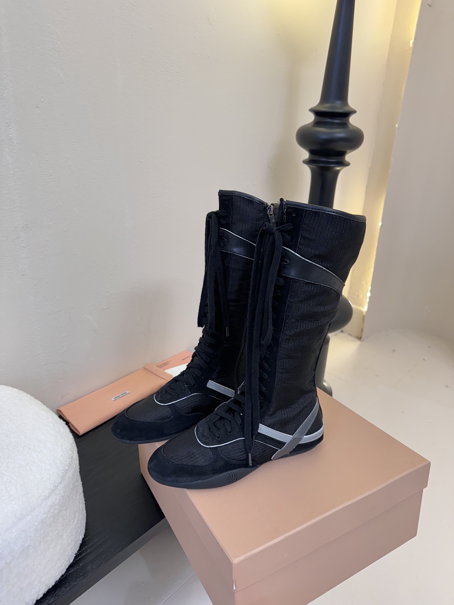 长靴
短靴
Miu Mi* 𝟐𝟓𝐀𝐖新款短靴

代购级别  我是细节控 面料对版zp单薄清透   区别于