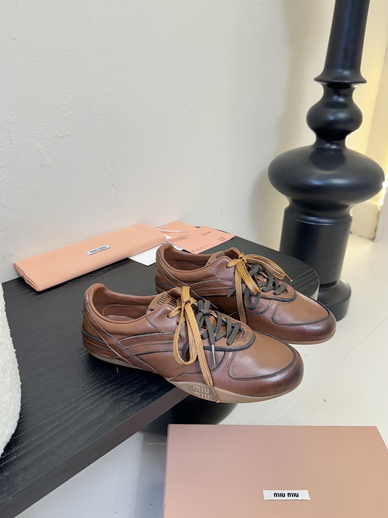 Miu Mi* 𝟐𝟓𝐀𝐖春夏新品
代购级别 我是细节控 面料对版zp单薄清透 区别于市场不对版厚面料 皮