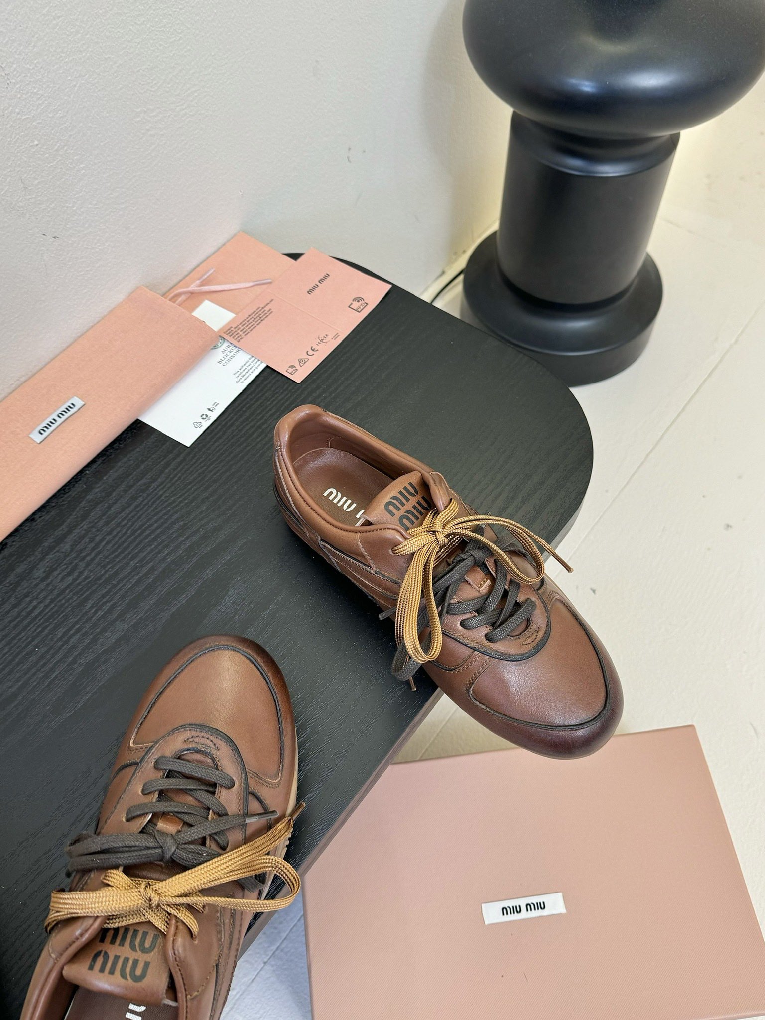 Miu Mi* 𝟐𝟓𝐀𝐖春夏新品
代购级别 我是细节控 面料对版zp单薄清透 区别于市场不对版厚面料 皮