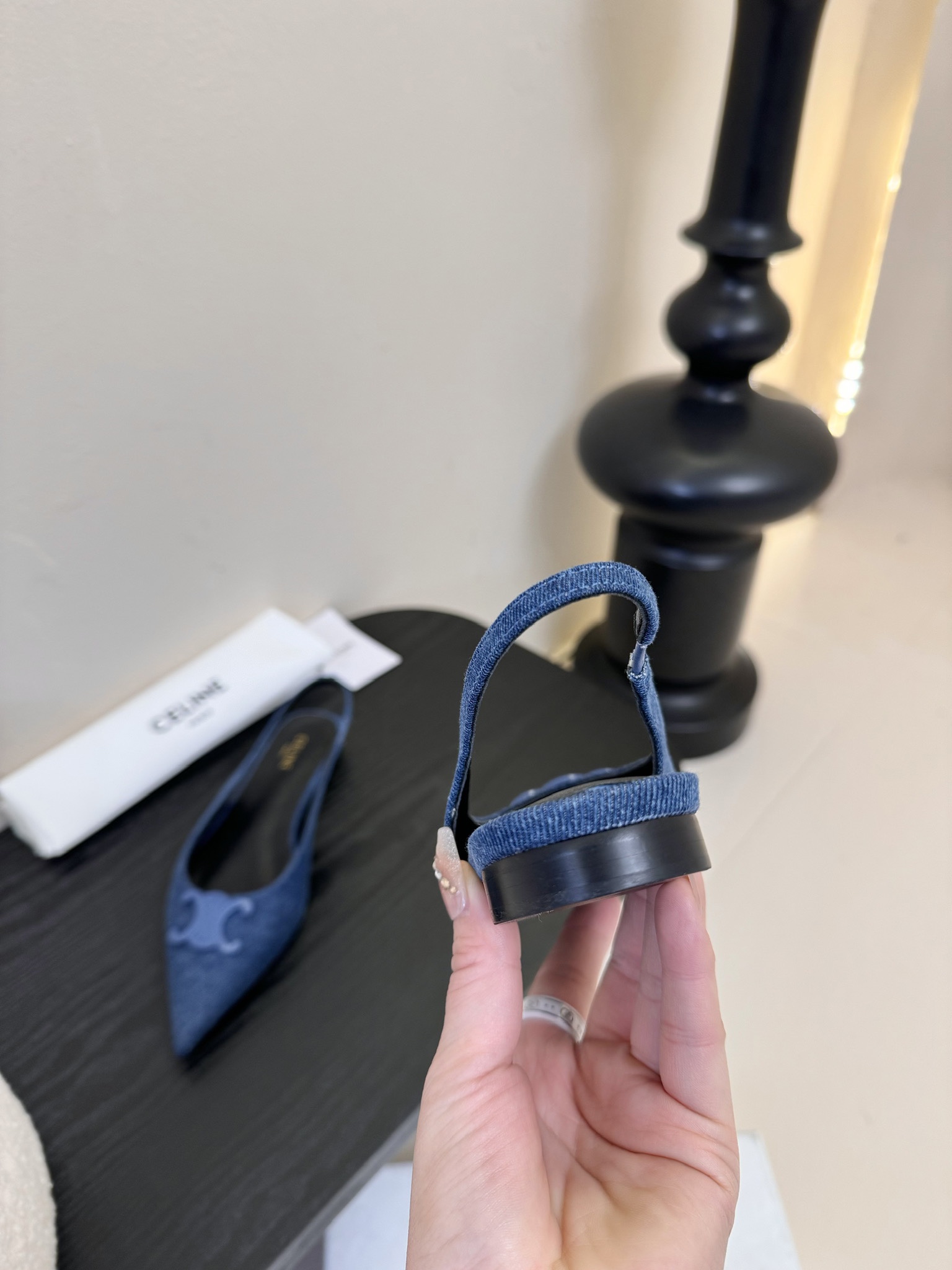 CELIN*经典复古尖头高跟鞋
塞林这系列真的很复古 
无敌搭配怎么穿都超级好看 
小尖头是设计巨显脚瘦