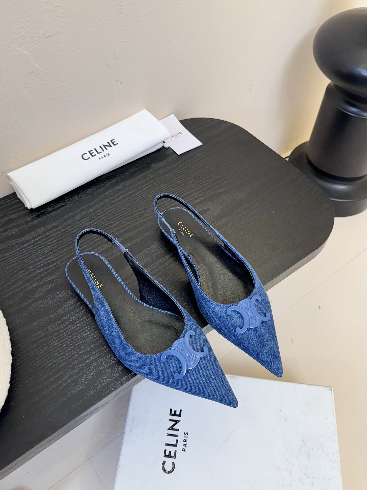 CELIN*经典复古尖头高跟鞋
塞林这系列真的很复古 
无敌搭配怎么穿都超级好看 
小尖头是设计巨显脚瘦