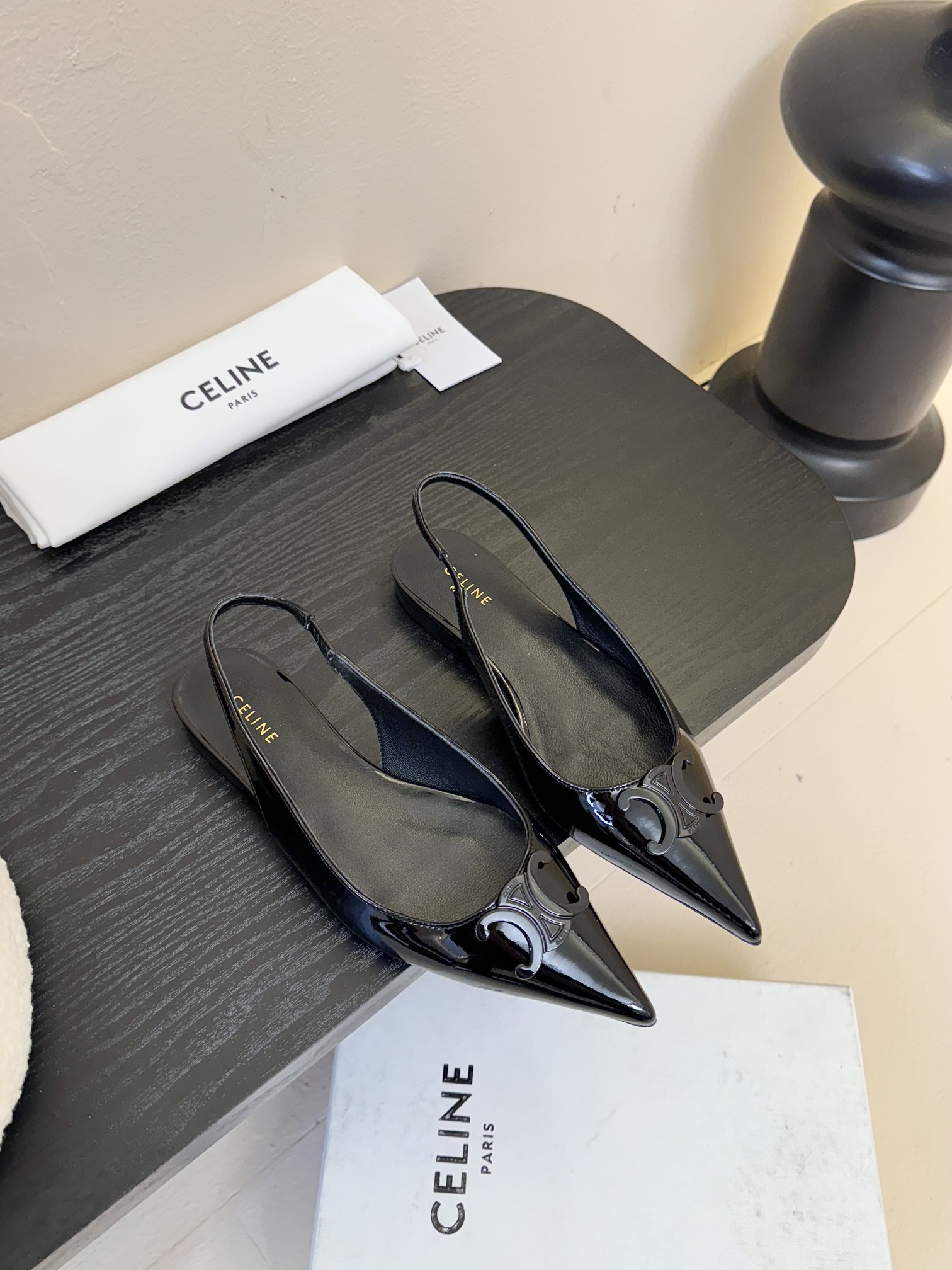 CELIN*经典复古尖头高跟鞋
塞林这系列真的很复古 
无敌搭配怎么穿都超级好看 
小尖头是设计巨显脚瘦