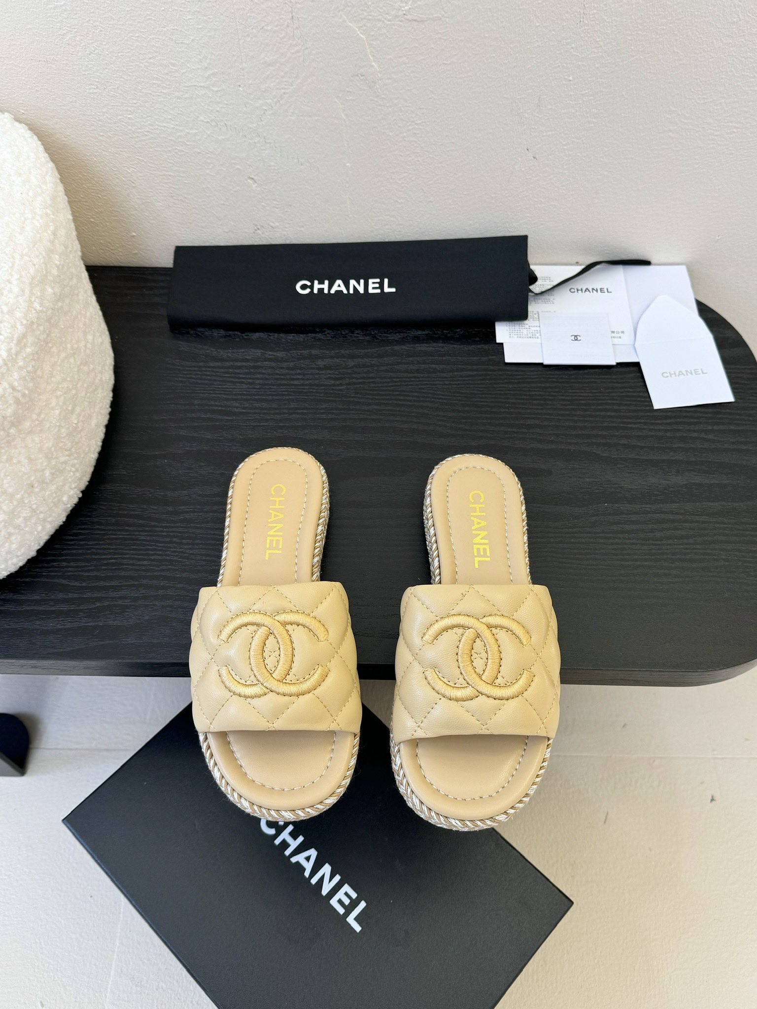 
香奈儿Chanel早春新款双C刺绣平底一字拖鞋
原版开模11倾力打造，小红书力推款，怎么搭配都好看，时