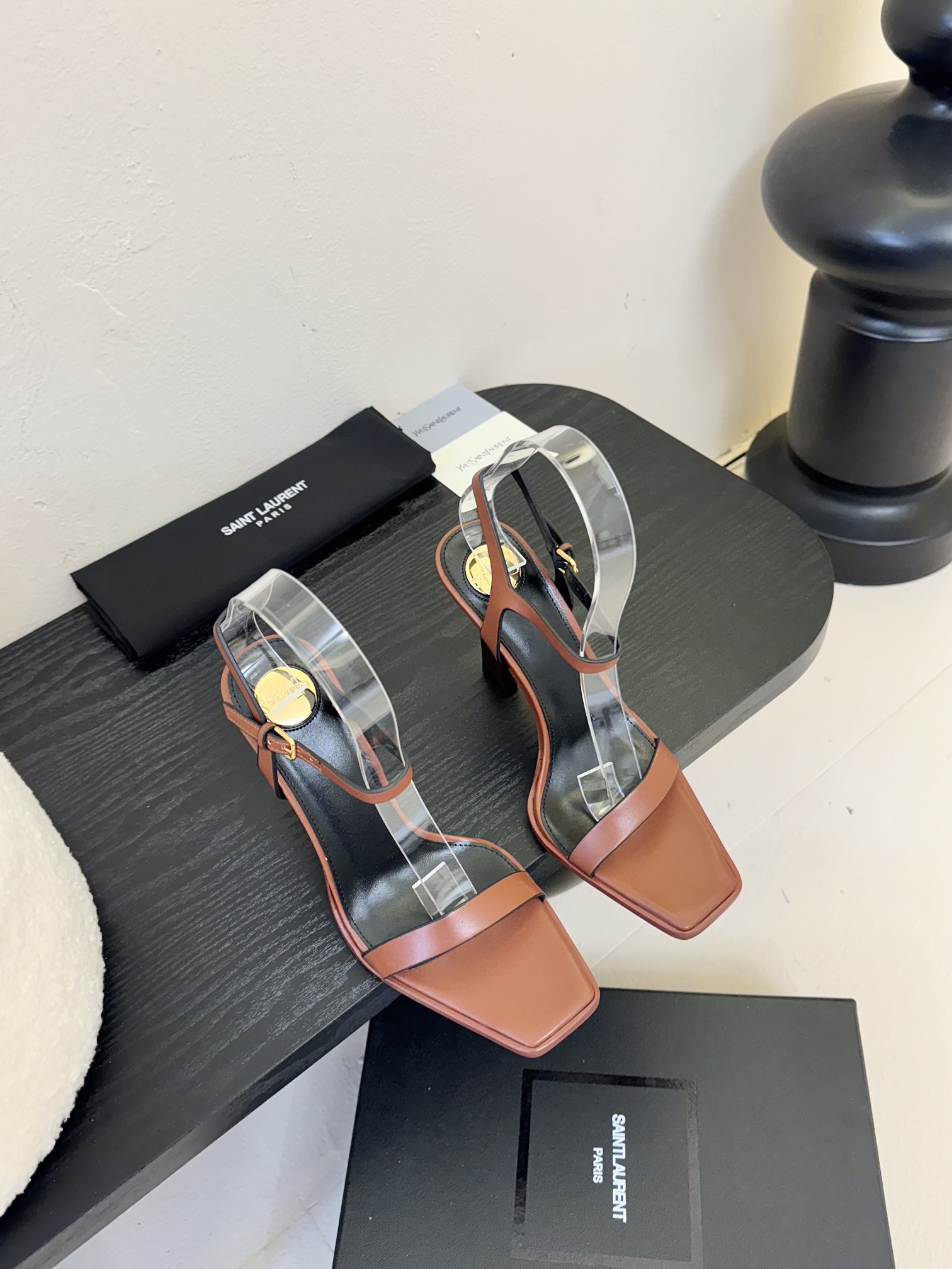 
独家爆品 Saint Lauren* 高跟鞋凉鞋

依日延续以往的高级和优雅ysl 小金条鞋跟真的太好