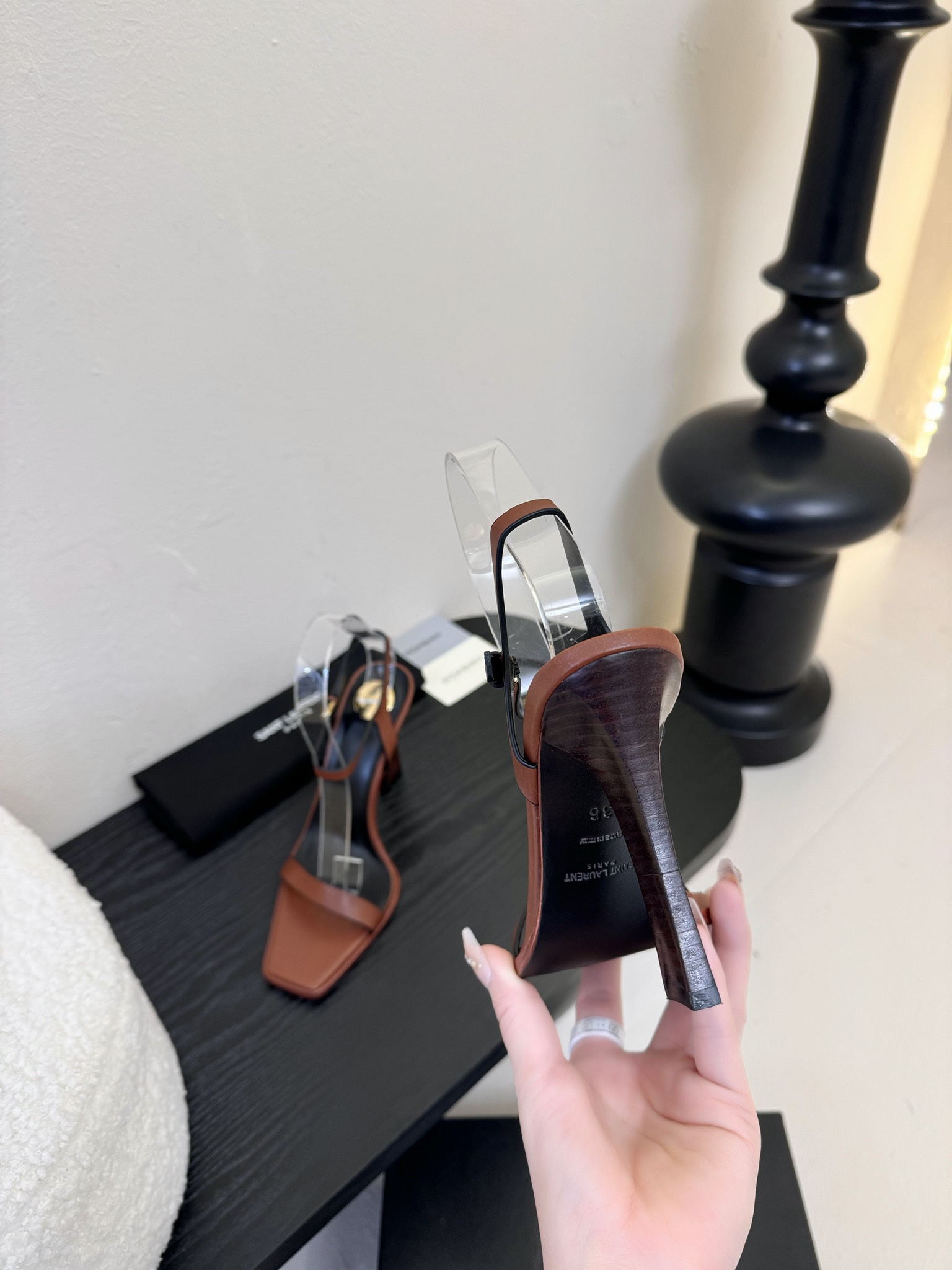 
独家爆品 Saint Lauren* 高跟鞋凉鞋

依日延续以往的高级和优雅ysl 小金条鞋跟真的太好