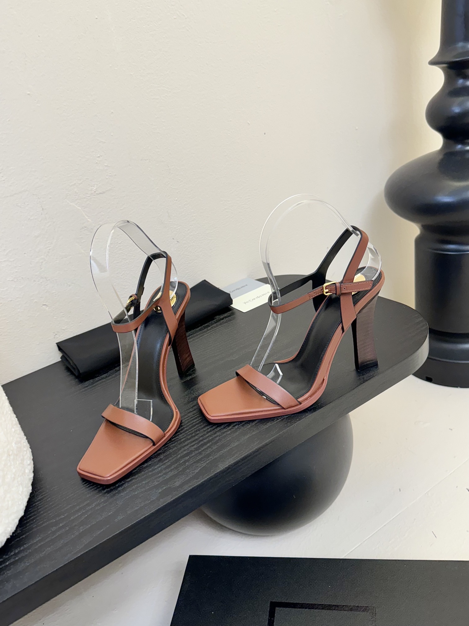 
独家爆品 Saint Lauren* 高跟鞋凉鞋

依日延续以往的高级和优雅ysl 小金条鞋跟真的太好