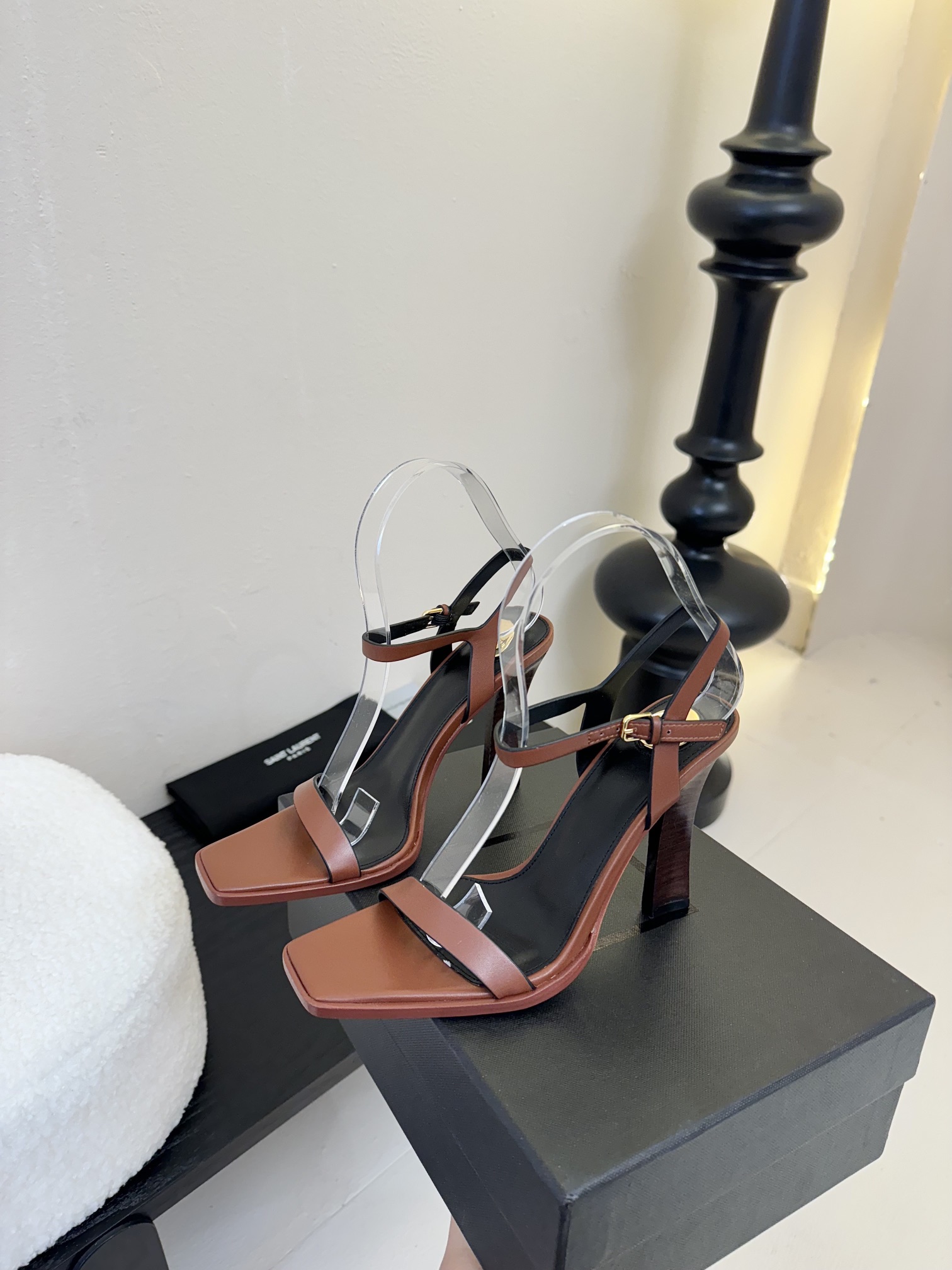 
独家爆品 Saint Lauren* 高跟鞋凉鞋

依日延续以往的高级和优雅ysl 小金条鞋跟真的太好
