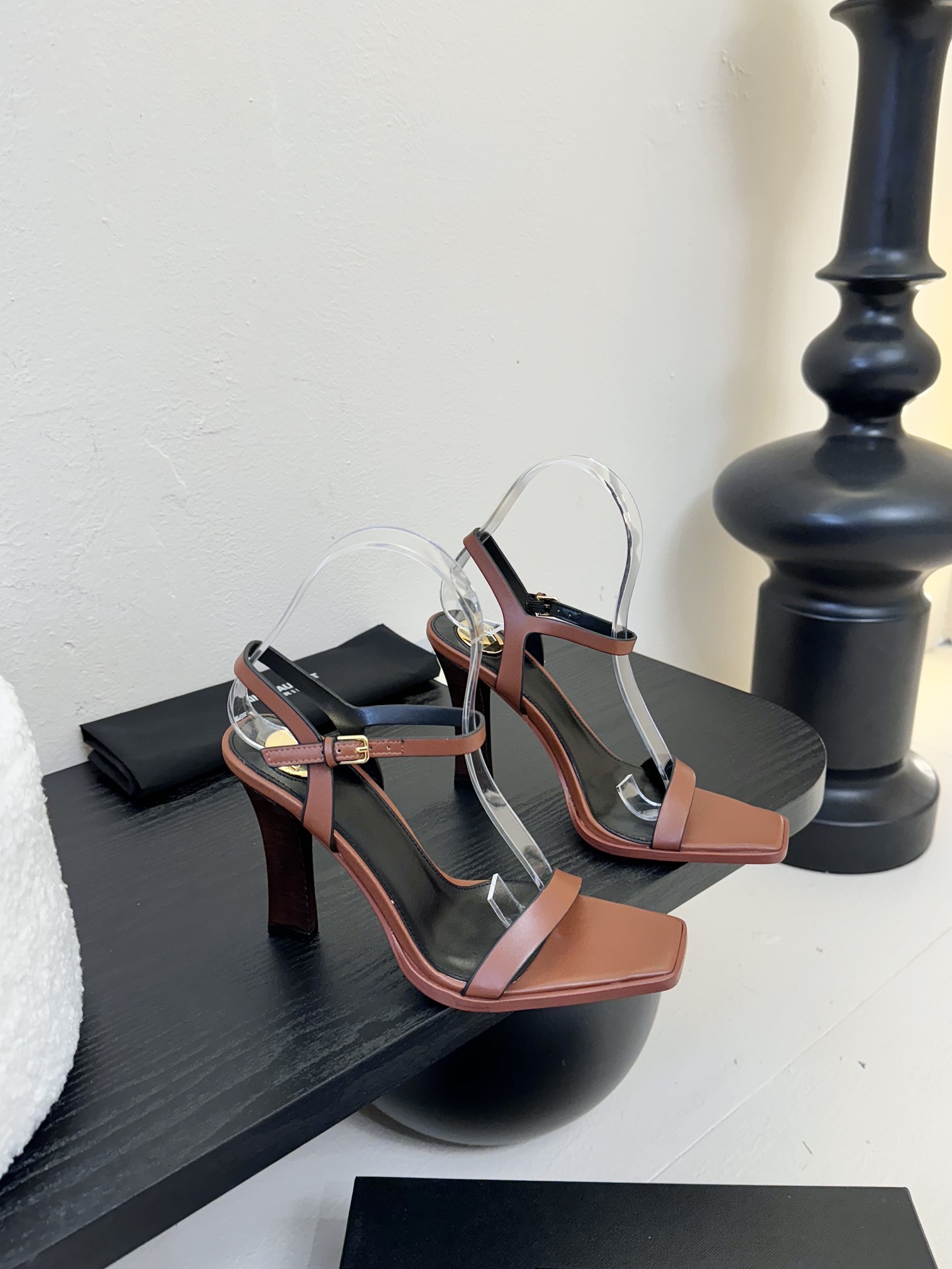 
独家爆品 Saint Lauren* 高跟鞋凉鞋

依日延续以往的高级和优雅ysl 小金条鞋跟真的太好