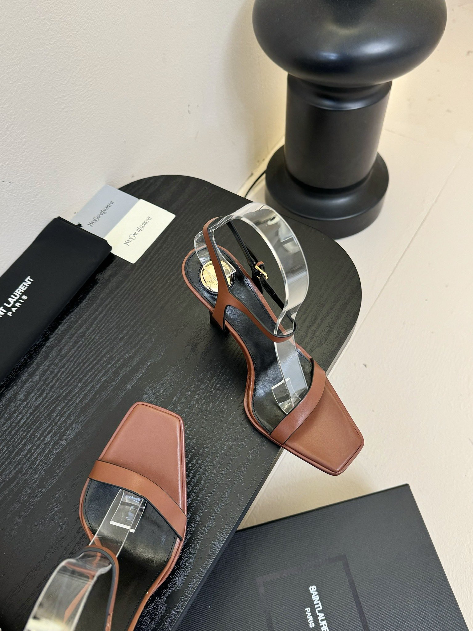 
独家爆品 Saint Lauren* 高跟鞋凉鞋

依日延续以往的高级和优雅ysl 小金条鞋跟真的太好