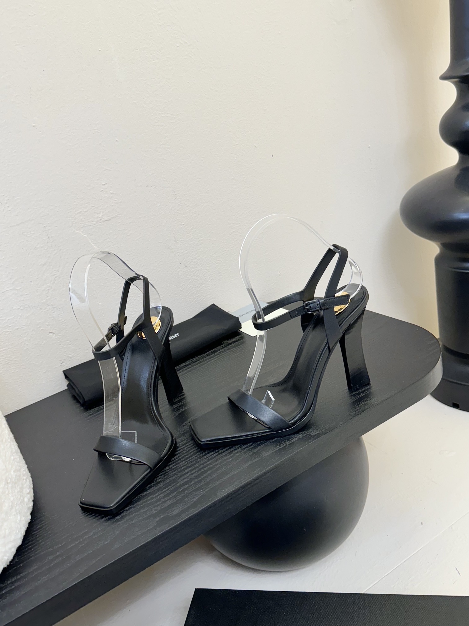 
独家爆品 Saint Lauren* 高跟鞋凉鞋

依日延续以往的高级和优雅ysl 小金条鞋跟真的太好