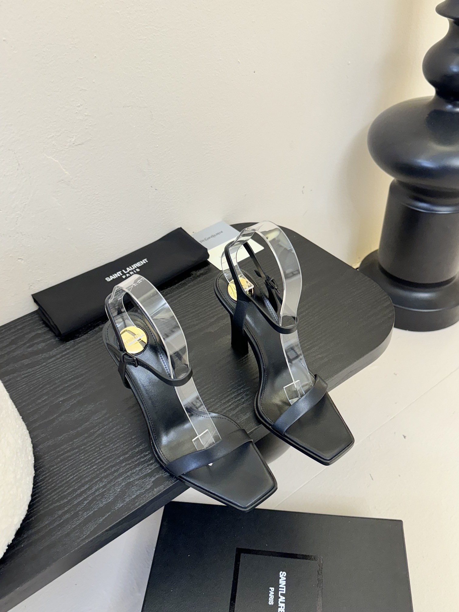 
独家爆品 Saint Lauren* 高跟鞋凉鞋

依日延续以往的高级和优雅ysl 小金条鞋跟真的太好