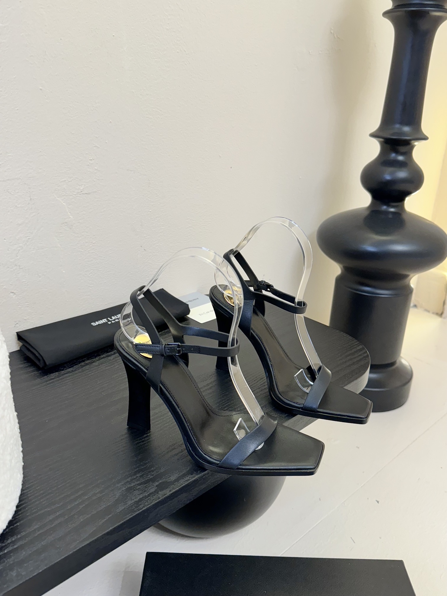 
独家爆品 Saint Lauren* 高跟鞋凉鞋

依日延续以往的高级和优雅ysl 小金条鞋跟真的太好