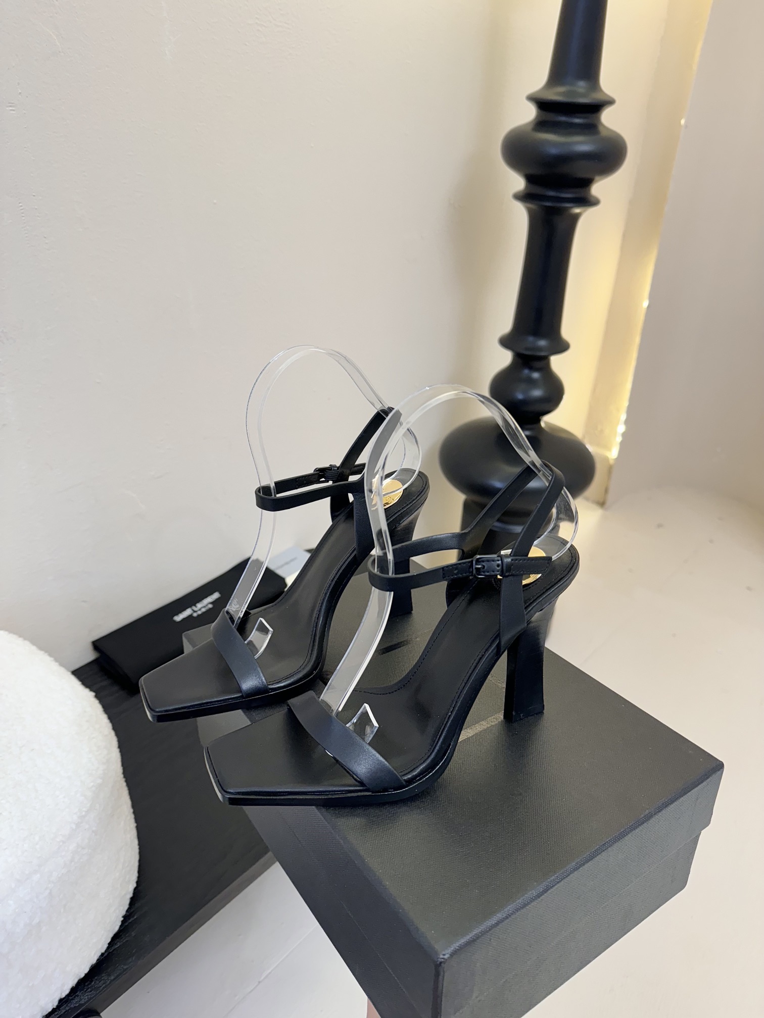 
独家爆品 Saint Lauren* 高跟鞋凉鞋

依日延续以往的高级和优雅ysl 小金条鞋跟真的太好
