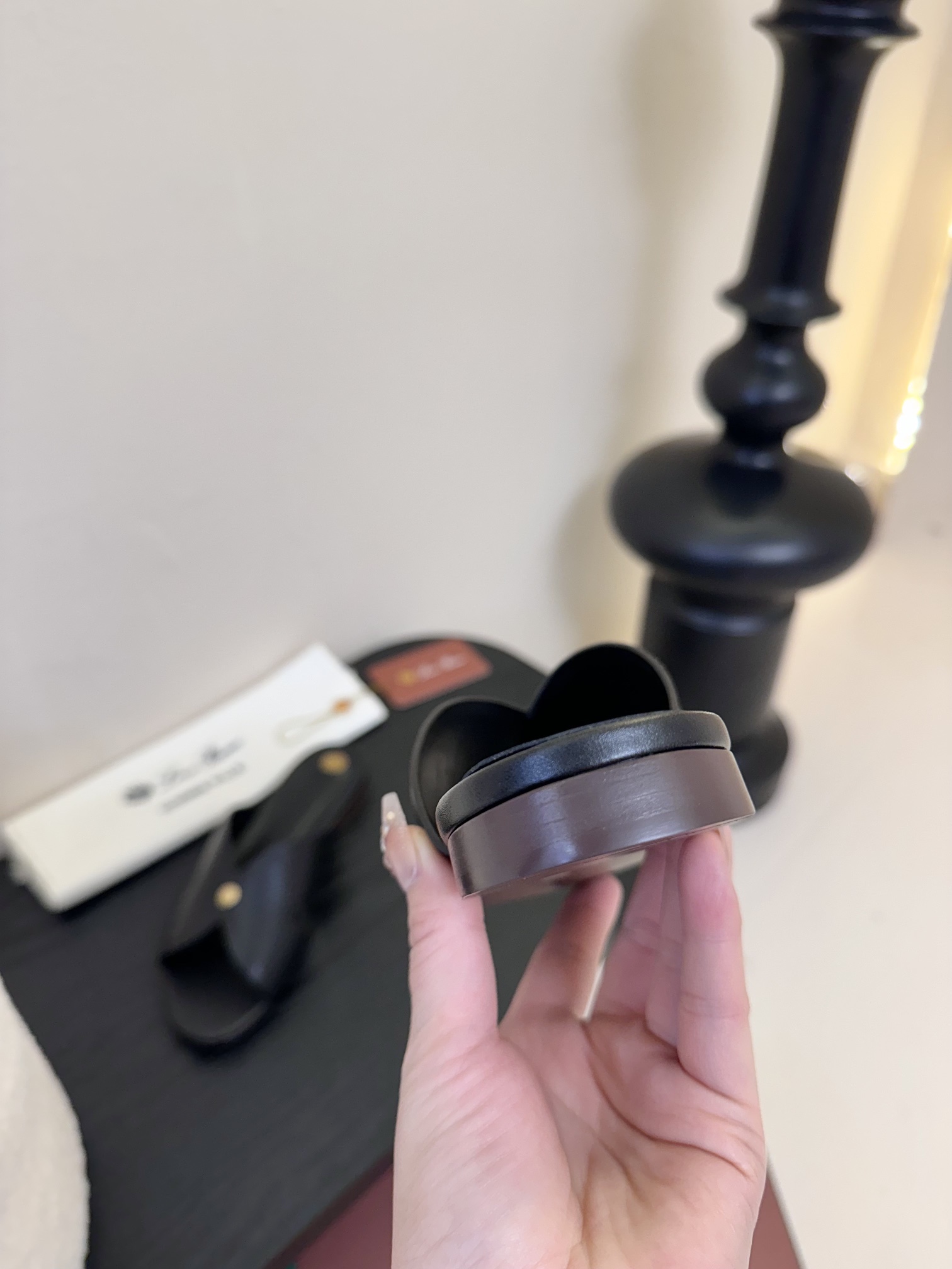 
Loropiana 25ss 新款 拖鞋系列

LP一直是以好穿舒适为主的设计风格 这几年老钱风穿搭超