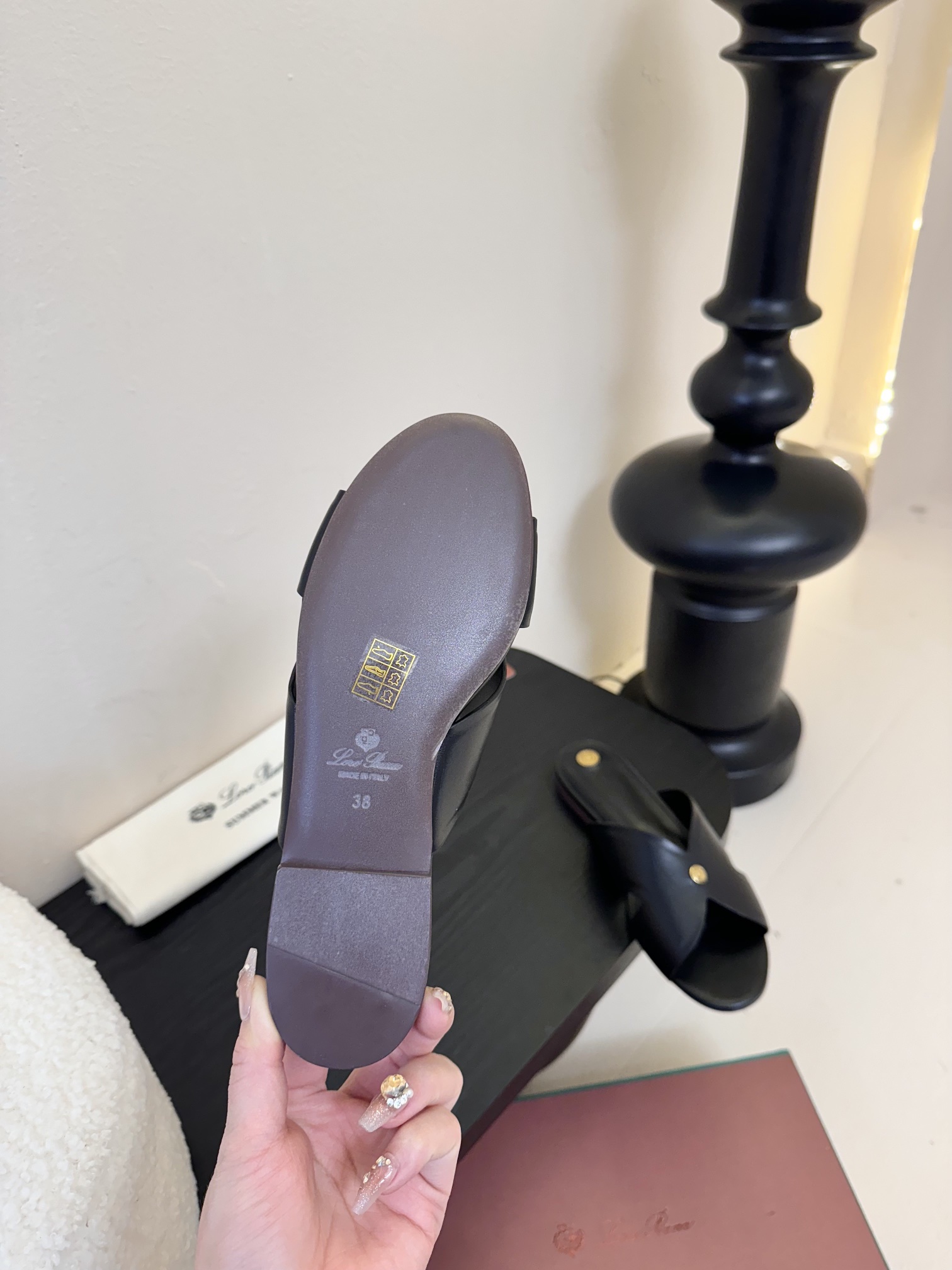 
Loropiana 25ss 新款 拖鞋系列

LP一直是以好穿舒适为主的设计风格 这几年老钱风穿搭超