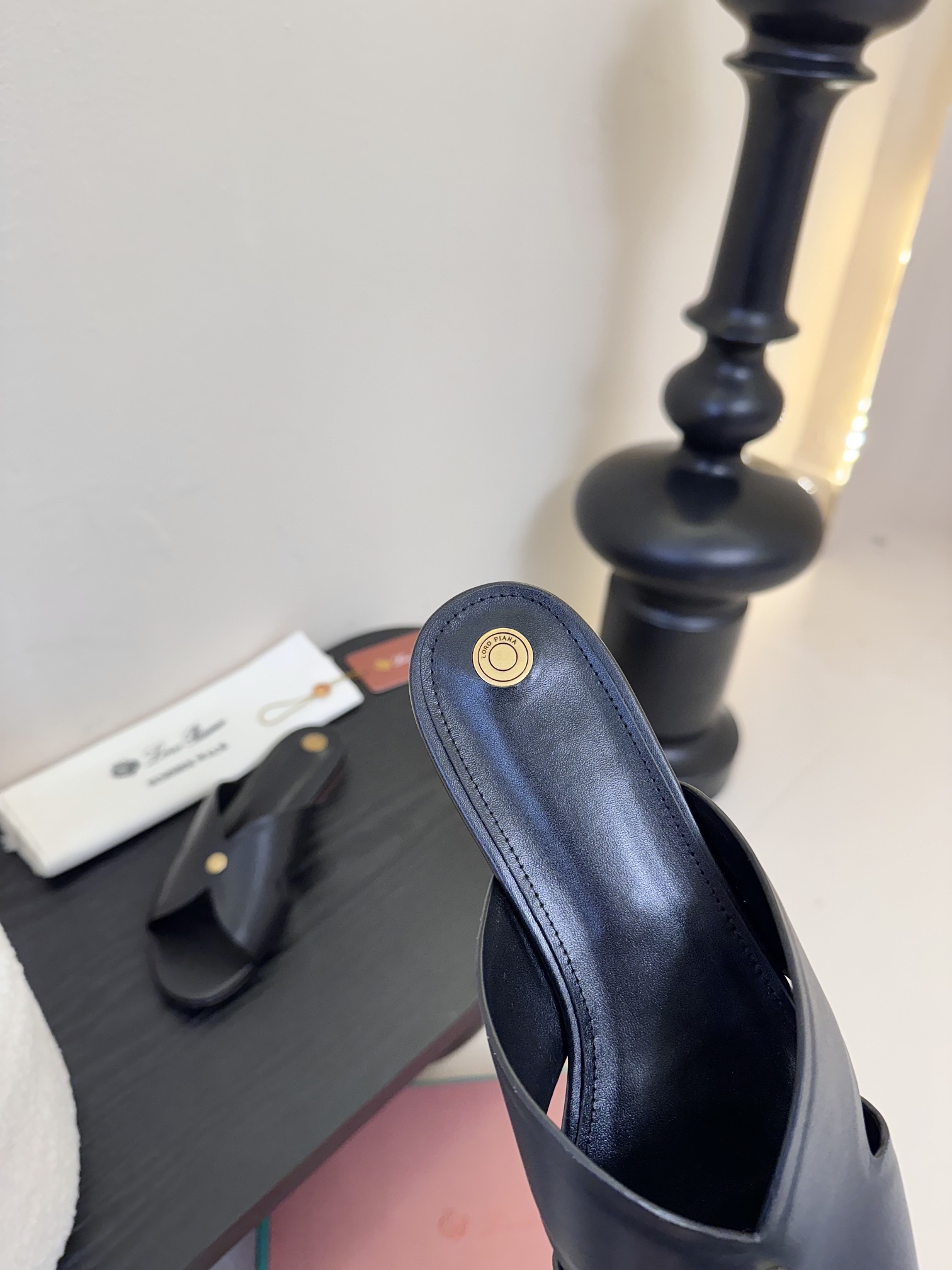 
Loropiana 25ss 新款 拖鞋系列

LP一直是以好穿舒适为主的设计风格 这几年老钱风穿搭超